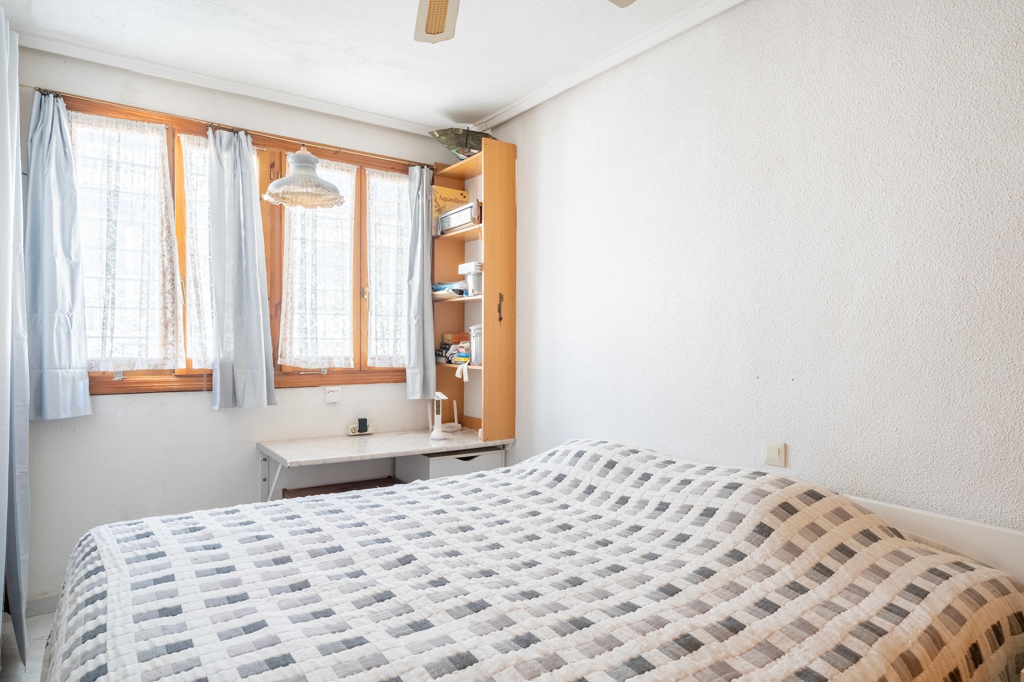 Tucked into a quiet, sun-soaked hillside cul-de-sac in Ciudad Quesada, Casita Nicoline is a charming terraced retreat for two. This cozy holiday home features a spacious living/dining area with a flat-screen TV, Chromecast, and HDMI cable, perfect for streaming your favorite shows. The open kitchen is thoughtfully equipped, including a water filter tap so you can skip the bottled water.
The bedroom offers restful comfort with a large ceiling fan, while the living room has air conditioning that doubles as heating. The bathroom includes a bath/shower combo, toilet, and sink. A small enclosed patio houses a washing machine and cleaning supplies, and the compact garden provides a lovely outdoor seating area for morning coffee or evening wine.
With a supermarket just 50 meters away and restaurants within a short stroll, convenience is at your doorstep. The lively center of Ciudad Quesada is a 15-minute walk, and the beach is just a 10-minute drive. Airport transfers to/from Alicante are available for €65 per trip.
This peaceful hideaway is ideal for couples seeking comfort, privacy, and easy access to the best of Costa Blanca.