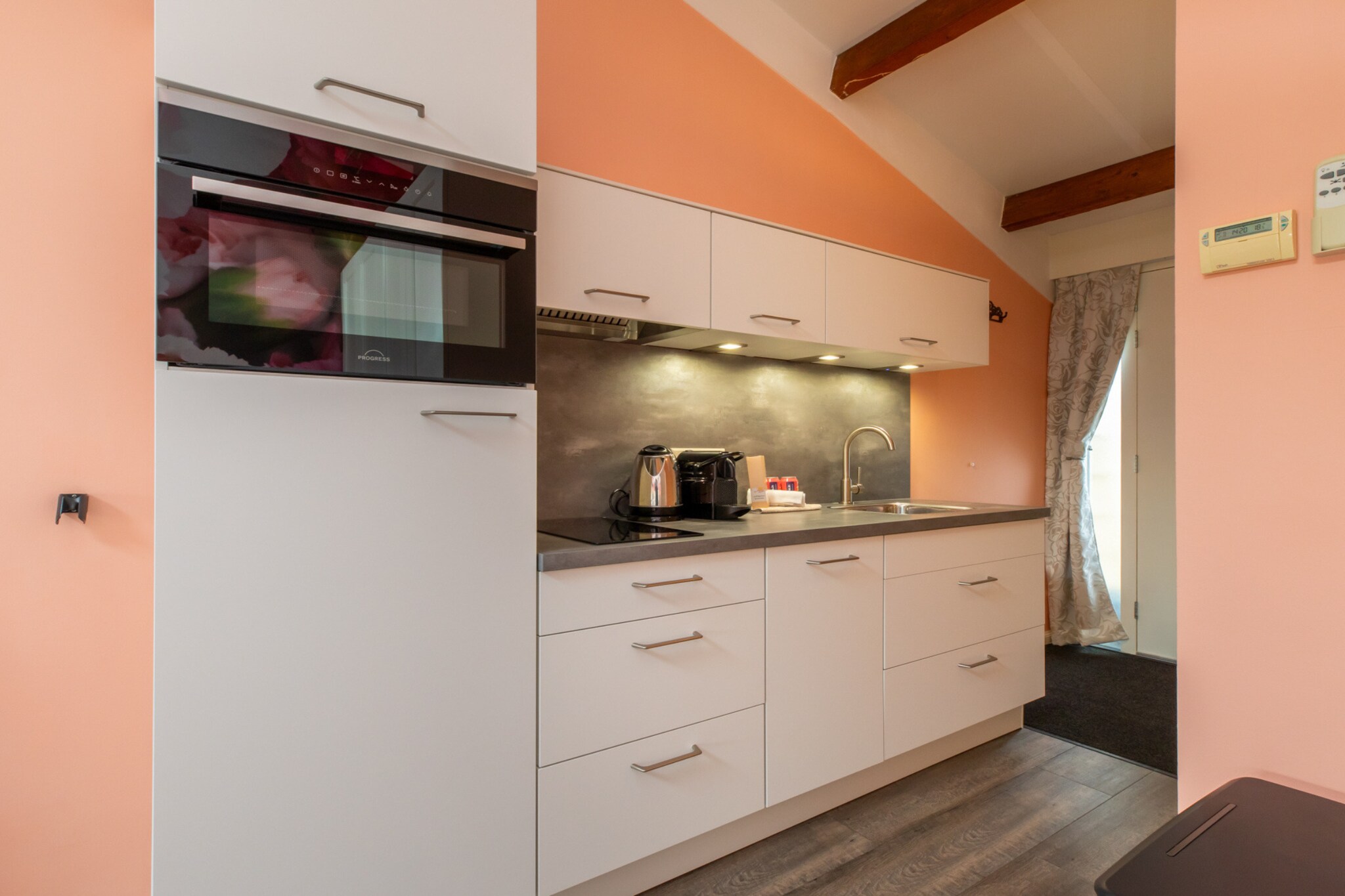 Welcome to your cozy holiday retreat in Koudekerke! Nestled on the ground floor, this charming holiday home is perfectly designed for a comfortable stay for two guests. As you step inside, you'll be greeted by a warm and inviting atmosphere. The well-equipped kitchen beckons culinary enthusiasts to whip up delicious meals using fresh local ingredients. With modern appliances and ample counter space, cooking here is a joy.
The beach is just 3.5 km away, inviting you to soak up the sun and enjoy water activities. If you need to stock up on supplies, a supermarket is conveniently located just 1.5 km from your doorstep.
The living/bedroom area is thoughtfully arranged to maximize comfort and functionality. A plush double bed awaits you for restful nights, while a TV provides entertainment after a day of exploration. Enjoy your meals at the dining table or relax in the comfortable seating area while planning your next adventure. The bathroom offers all the necessary amenities for your convenience, ensuring a refreshing start to your day or a relaxing soak after your beach excursions. Step outside onto your private terrace and garden, where you can bask in the sunshine and enjoy alfresco dining surrounded by greenery. Perfect for savoring your morning coffee or unwinding with a glass of wine in the evening. Convenient parking is available, making it easy to explore the surrounding area at your leisure.