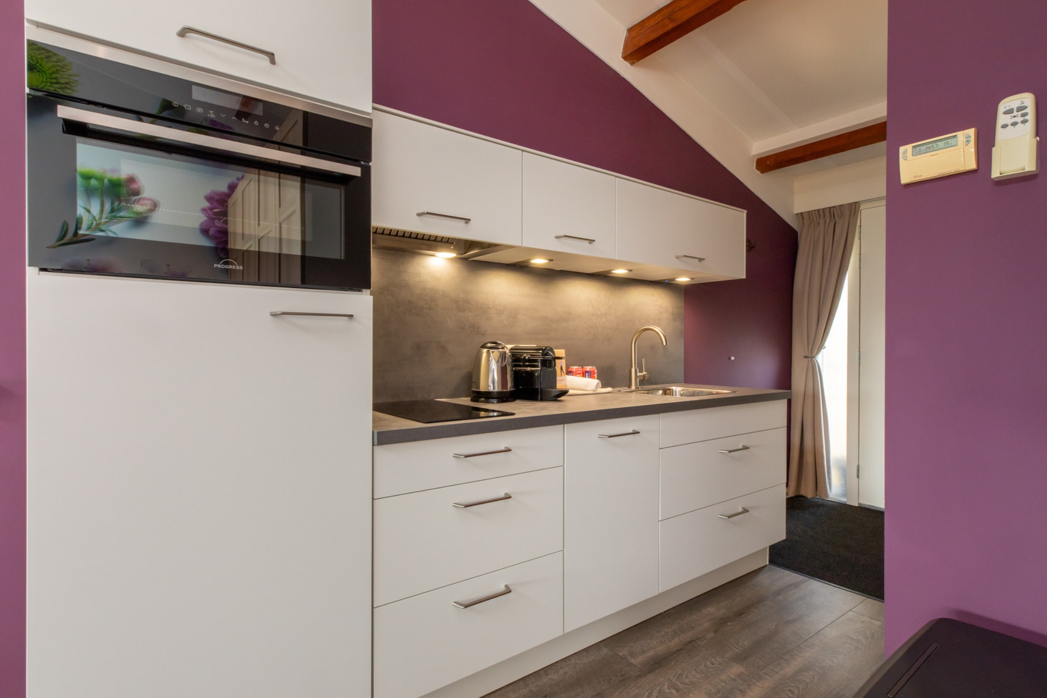 Welcome to your peaceful retreat in the heart of Koudekerke! This cozy ground-floor holiday home is thoughtfully designed for two guests, making it ideal for a romantic escape or quiet solo adventure. Inside, a fully equipped kitchen invites you to prepare delicious meals with easeâ€”featuring a cooker, coffee machine, microwave, dishwasher, and fridge-freezer. The open layout and modern comforts offer a warm and homey atmosphere the moment you step through the door.

Located just 3.5 km from the Zeeland coast, youâ€™re never far from golden sands, refreshing swims, or scenic coastal walks. Whether youâ€™re basking in the sun or exploring nearby villages like Zoutelande and Vlissingen, thereâ€™s always something to do. Stock up at the supermarket just 1.5 km away, or enjoy a fresh pastry or local dish at one of the charming cafÃ©s in the village center.

After a day of adventure, relax in the stylish living/sleeping area complete with a plush double bed (or two singles), a flat-screen TV, and cozy seating. The modern bathroom features both a bathtub and showerâ€”perfect for a refreshing rinse or long soak. Step out onto your private terrace and enjoy alfresco meals surrounded by greenery, or sip a glass of wine under the stars. With parking included, this is the perfect base for exploring all that Zeeland has to offer.