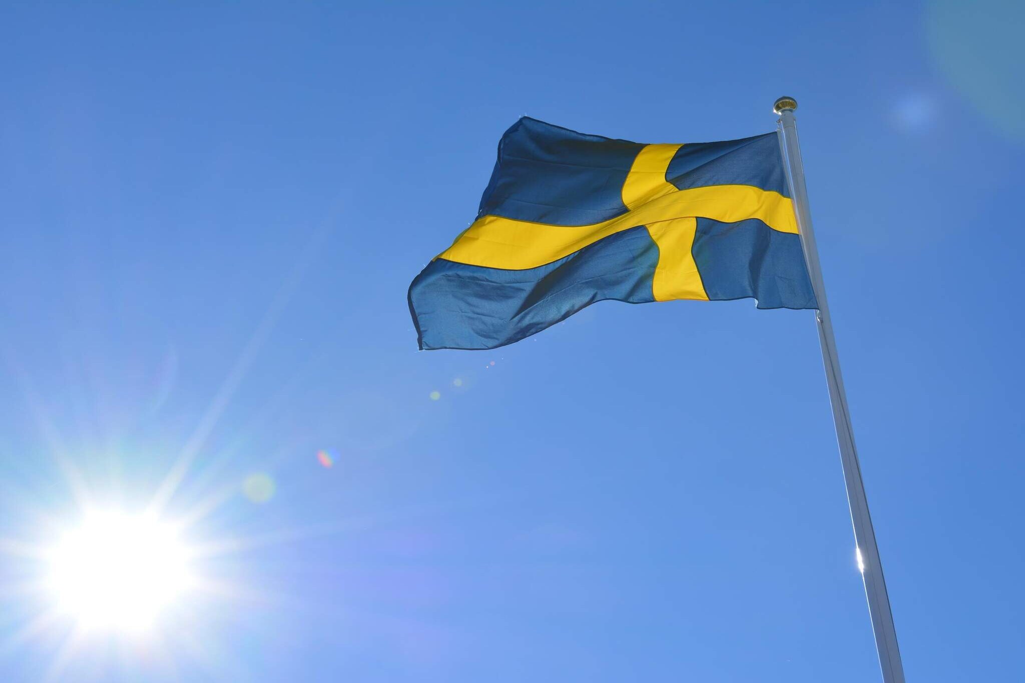 Welcome to beautiful SmÃ¥land and to this cozy cottage on the banks StensjÃ¶n. Here you will find a great cottage with a real golden location. Directly at the lake's edge, this cottage is perfect for 4 people. The patio faces the lake and here you can spend lovely summer days really enjoying the great view. The lower part, which leads out to the balcony and the lake, consists of a living room, dining room and kitchen in one large room. There is also a bathroom on this floor. Upstairs you have a sleeping loft with 4 beds and a balcony with the same wonderful view as the patio. Keep in mind that there is a sloped ceiling upstairs and low ceilings because of that. The house is located on the owners' plot, but you have your own part of the plot. If you fancy a swim, the StensjÃ¶n lake is right outside the house, but if you want to explore the area, there are many nice places to visit nearby. Experience Ã…sens village or Wiredaholm golf course, which also has a good restaurant. GrÃ¤nna is a popular tourist destination where you can see how the polka candyâ€™s are made. Take the ferry over to VisingsÃ¶ and ride the remmalaget (horse drawn carriage) or bring your bikes and discover this fantastic island. JÃ¶nkÃ¶ping has a rich selection of museums, restaurants, attractions, and shopping. If you want slightly longer excursions, you have Astrid Lindgren's world, BorÃ¥s zoo or the western town High Chaparral. A really nice accommodation, at a fantastic location in SmÃ¥land, to get get your vacation in Seden started in the very best way!