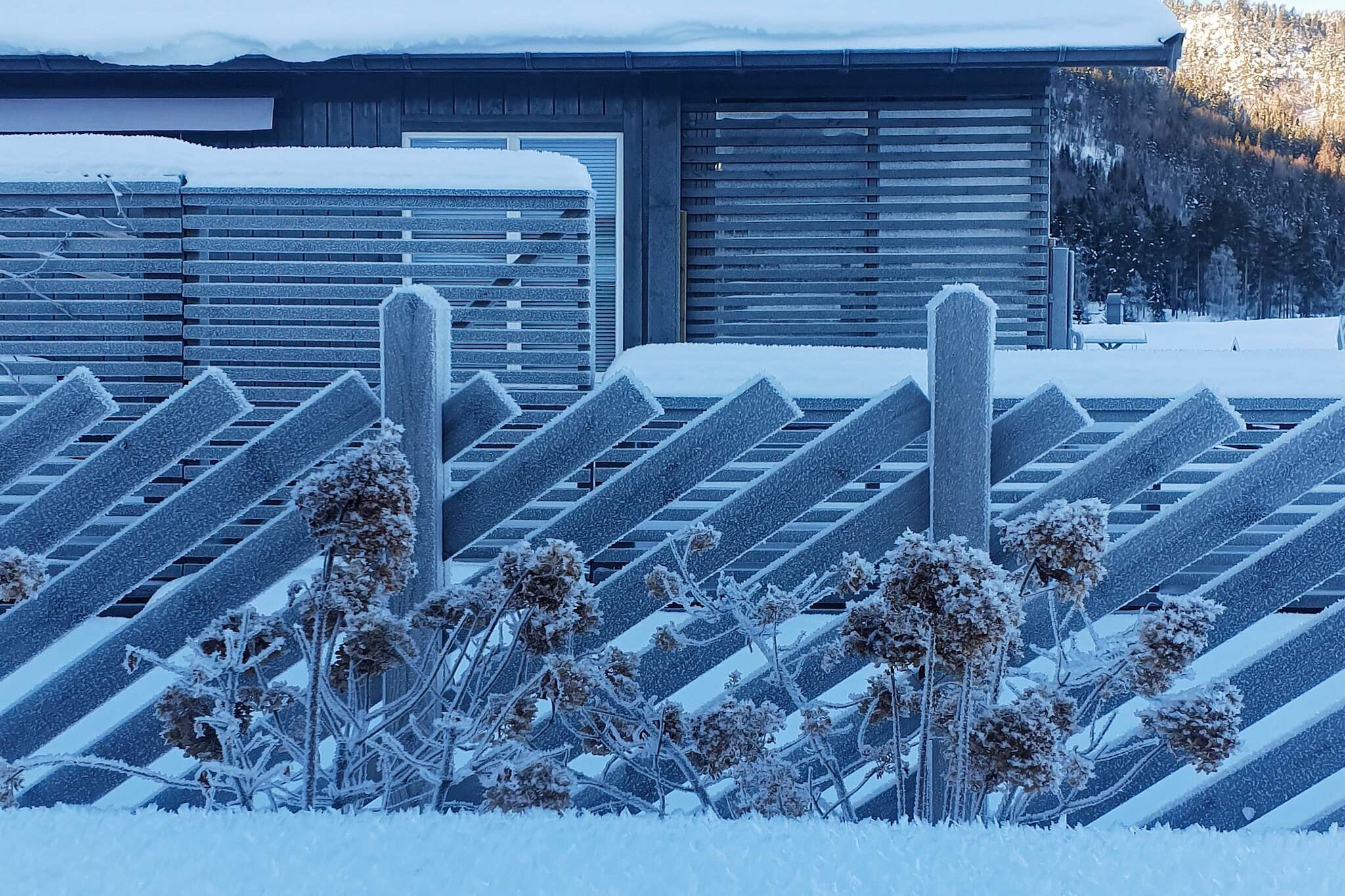 Internet Access DSL, open kitchen(cooker(electric), hood, coffee machine(filter), waffle iron, dishwasher, fridge, freezer(100-139L), washing machine), Living/bed room(27 m2)(TV), bedroom(double bed), bedroom(3x bunk bed), bathroom(floor heating)(bathtub or shower, washbasin, toilet), heating(electric), terrace(15 m2), terrace(roofed, 15 m2), garden furniture, parking