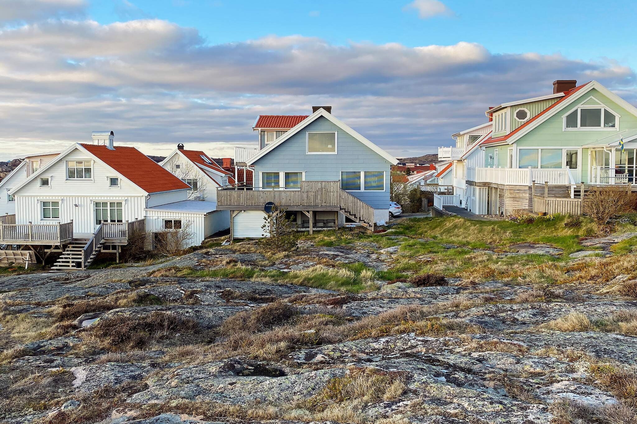 Welcome to this apartment located in a quiet area with its own entrance, which is part of a villa. Perfect location for those who want to live near salty baths and the center of Kungshamn. It is within walking distance to several baths, piers and boathouse areas where you can sunbathe, swim, jump from a diving tower or fish for crabs. From the apartment, you walk just a few meters out onto the surrounding mountain plateau and you see Skagerack spread out with its wonderful archipelago environment. On warm, lovely summer evenings, it is a given to gather on a rock outcrop and enjoy the delicacies of the sea, such as fresh prawns, crayfish or a well-stuffed crab, all while the sun sets over the sea in the north-west. The apartment is on one level and has a small patio with garden furniture, from the entrance you enter a small hall and further into a bedroom with two comfortable single beds. Inside the bedroom is the family room, here there is a kitchenette with, among other things, a bench stove, fridge/freezer, coffee maker, a sofa bed and kitchen furniture and a high chair. Bathroom with shower. From the entrance you walk around the cottage to the sunny side that faces the sea, here there is garden furniture and a barbecue, a lovely place to meet the morning sun while you eat breakfast or have a good barbecue in the evening sun. If the owner of the cottage is not on site, you have free access to the cottage's balcony area with a sea view. On Sotenäset and in the surrounding area, there are several fishing and stonecutter communities with additional bathing areas as well as coastal paths and roads with a view of the Bohuslän archipelago. Kungshamn and adjacent Smögen also offer the opportunity to rent a kayak or boat so you can explore the beautiful archipelago on your own. If you want to take a look under the surface of the sea, there are diving experience opportunities both from land and boat. From Kungshamn you can take a taxi boat and visit the Hållö lighthouse or to Smögen and continue to experience archipelago life and the archipelago environment at the now world-famous jetty with bustling folk life, shops, restaurants and a variety of different boats. A nice choice for a day trip is a visit to Nordens Ark, a zoo where you can meet around 80 of the world's endangered animals. There, in beautiful nature, you get the opportunity to meet animals such as wolves, snow leopards or to come face to face with the world's largest feline, the Amur tiger. In Väjern there is also Tumlaren, Sotenäs municipality's swimming and wellness facility with gym, wellness and indoor swimming.