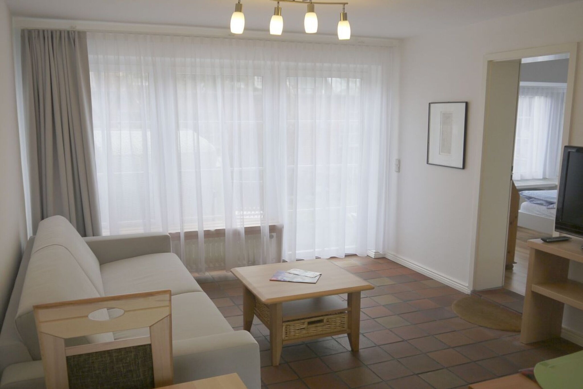 The 3-room holiday apartment is located in the house Lütje Gaadt 17 a in Westerland, very close to the beach. Bathing fun for all ages!