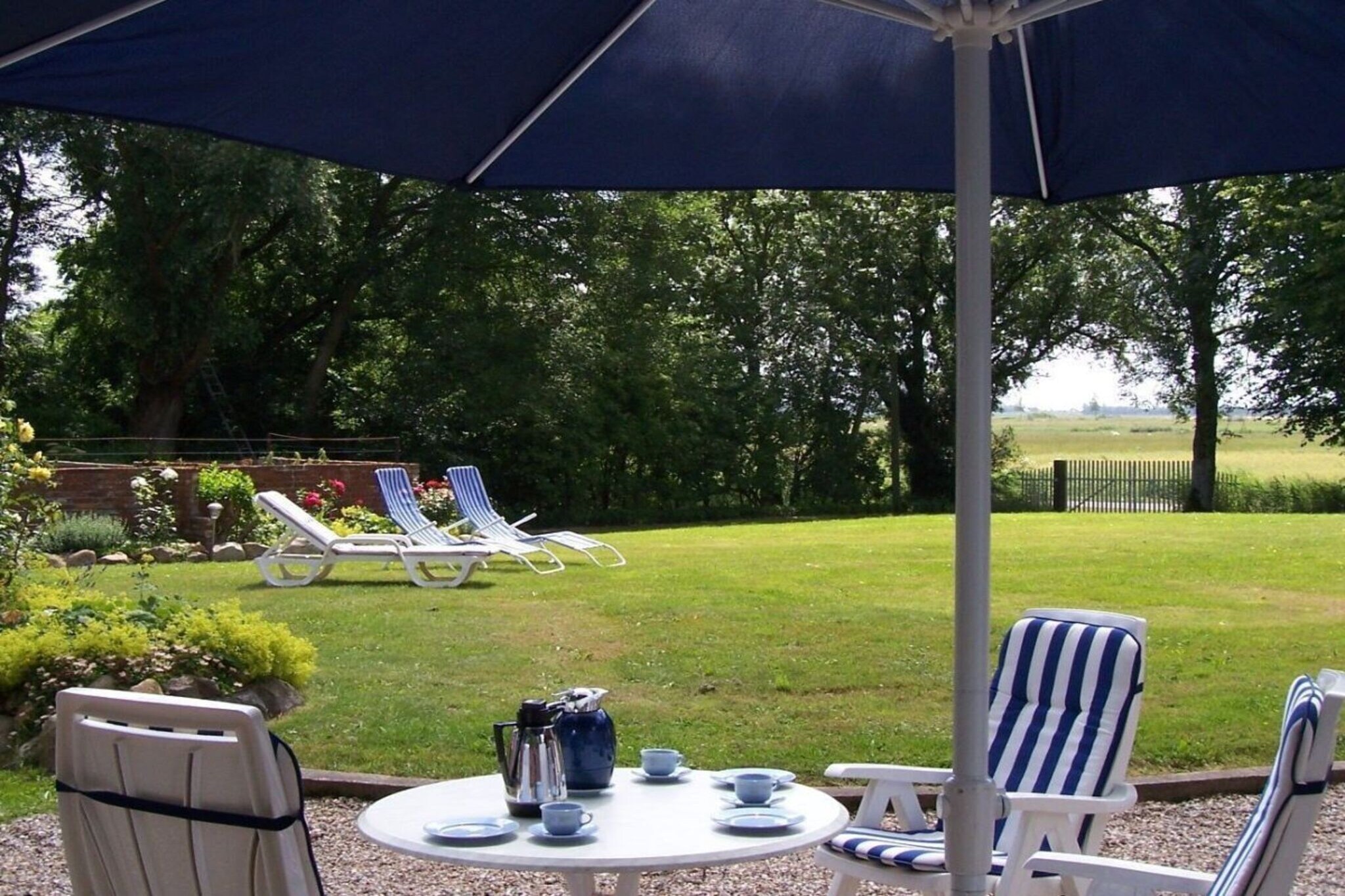 Exclusive thatched country house - by the North Sea - beautiful garden - a traditional Frisian wall - located on a Frisian dwelling mound - far-reaching views - by the Schleswig-Holstein Wadden Sea National Park.