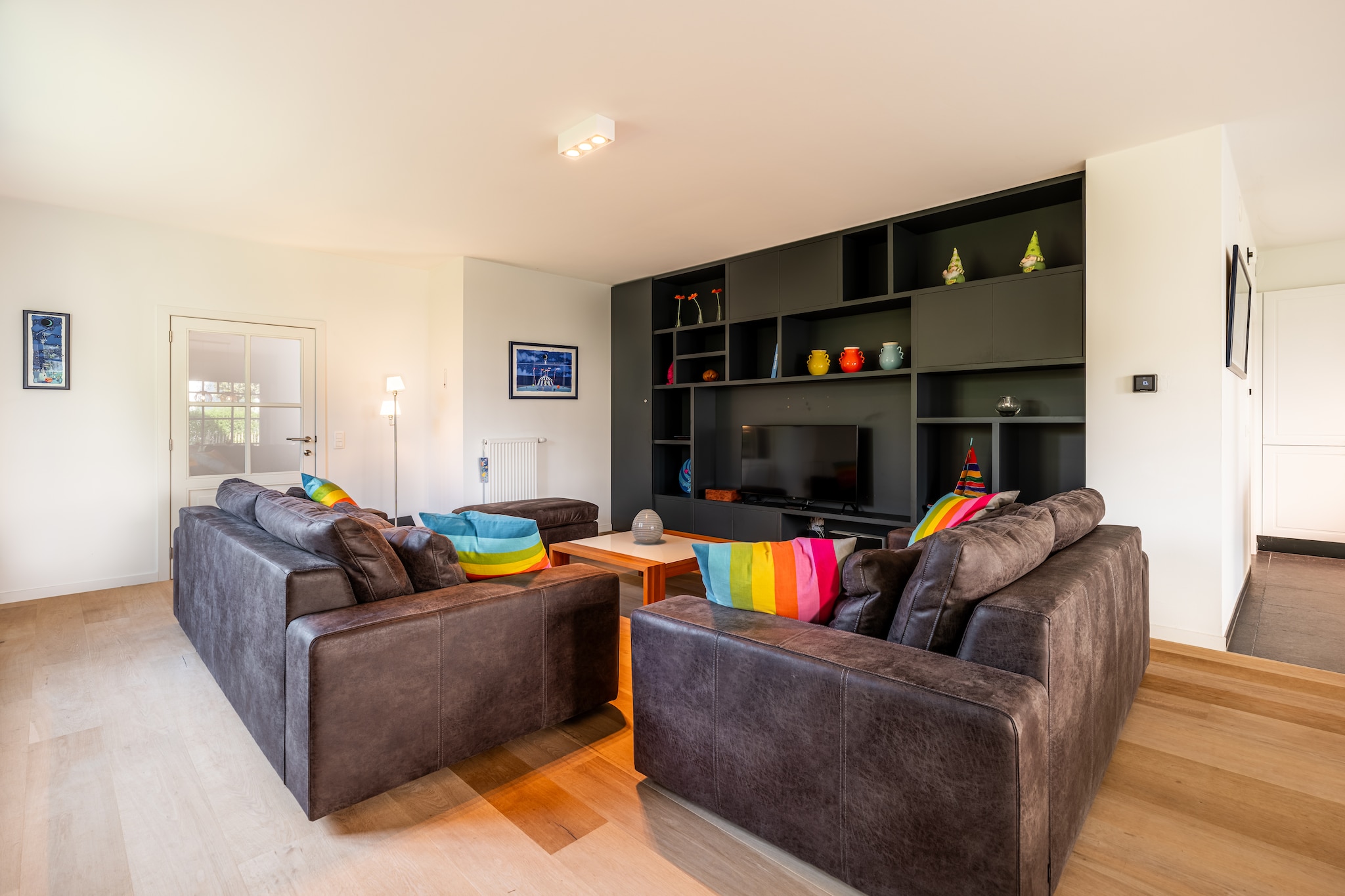 1.5 km from the sea - 4 bedrooms - sleeps 9

The spacious Normandy villa Morgenlicht (240mÂ²) with 4 bedrooms is quietly located in the picturesque village of St-Idesbald.
It is spacious, luxurious and functionally furnished. Everything you need for a comfortable and unforgettable holiday with the whole family.
Shops, restaurants and the beach are just a 15-minute walk away.

Characteristics
Ground floor: hall, toilet, modern living/dining room, fully equipped open kitchen (dishwasher, oven, microwave, refrigerator with 3 separate freezer drawers), access to the enclosed garden and comfortable terrace just next to the kitchen.
Living room with 2 large comfortable sofas, flat screen smart TV and WiFi connection (Proximus). Access to your own streaming services such as Netflix, Disney, etc. The garage serves as a large storage room. It houses the washing machine, tumble dryer, tumble dryer and table tennis table.

1st floor: landing with separate toilet, bathroom with sink, bath and shower, 1 bedroom with bunk beds and trundle bed (3 single duvets), 2nd bedroom with double bed and double duvet, 3rd bedroom with double bed and double duvet.

2nd floor: night hall with separate toilet, large office space with WiFi connection and Ethernet connection (UTP) for students or teleworkers, 1 bedroom with double bed and double duvet. This room has a private bathroom with sink and shower.