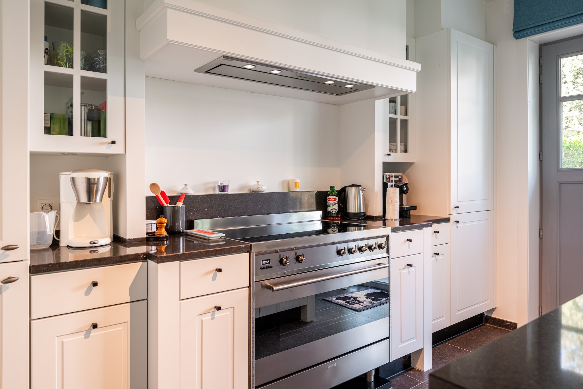 Ground floor: (hallway, open kitchen(hob(ceramic), electric kettle, toaster, hood, coffee machine, oven, grill, microwave, dishwasher, fridge-freezer, Blender), Living/diningroom(TV(flatscreen, digital), dining table, seating area, streamingservice), toilet(toilet), storage(tumble dryer, washing machine, table tennis table))\n\nOn the 1st floor: (bedroom(single trundle bed(duvet), bunk bed(duvet)), bedroom(double bed(twin duvet)), bedroom(double bed(twin duvet)), bathroom(bath tub, shower, washbasin), toilet(toilet))\n\nOn the 2nd floor: (Bedroom with bathroom(double bed(twin duvet), shower, washbasin), toilet(toilet))\n\nterrace, garden(fenced), garden furniture(8 persons), sun loungers, BBQ, parasol, children\'s bed, high chair