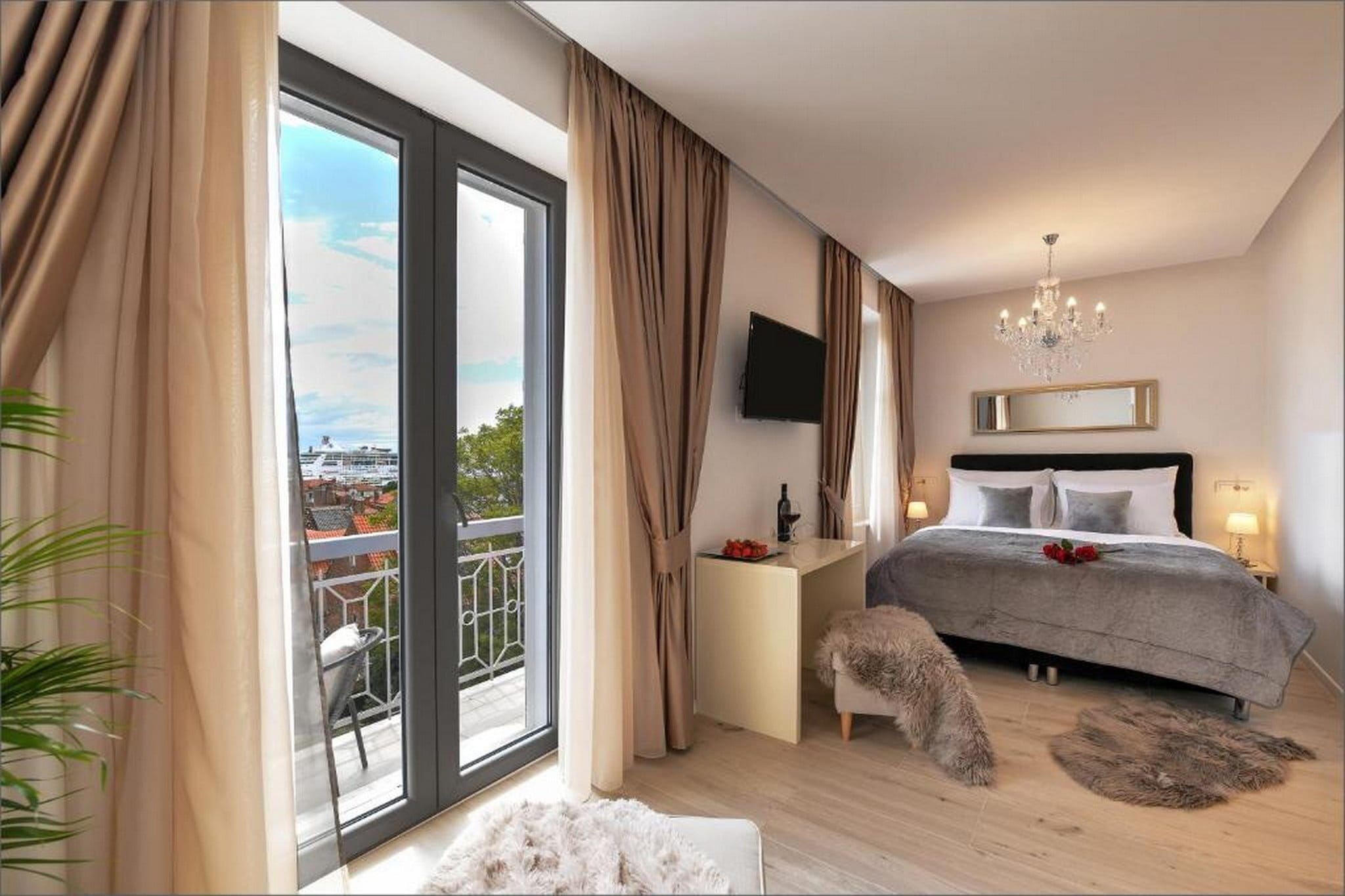 Deluxe Double Room with Balcony and Sea View (1)-Schlafzimmer