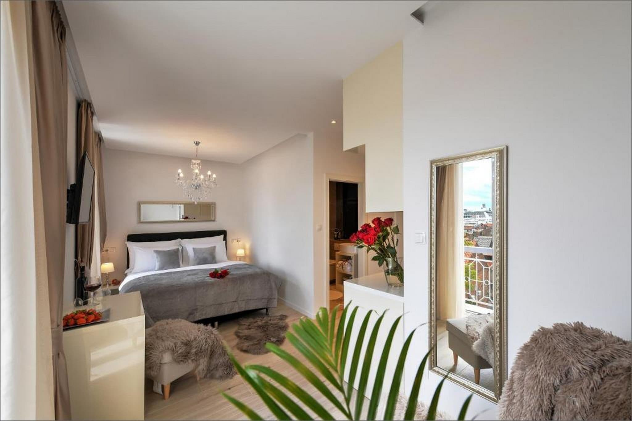 Deluxe Double Room with Balcony and Sea View (1)-Innenbereich