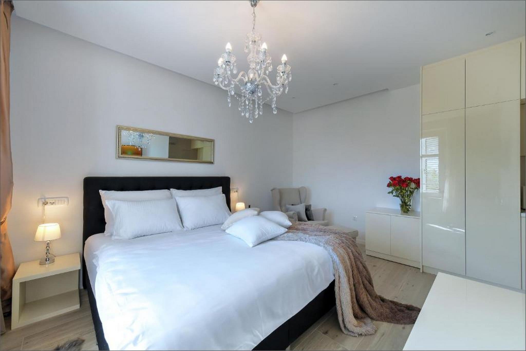 Deluxe Room with King Bed (2)-Schlafzimmer