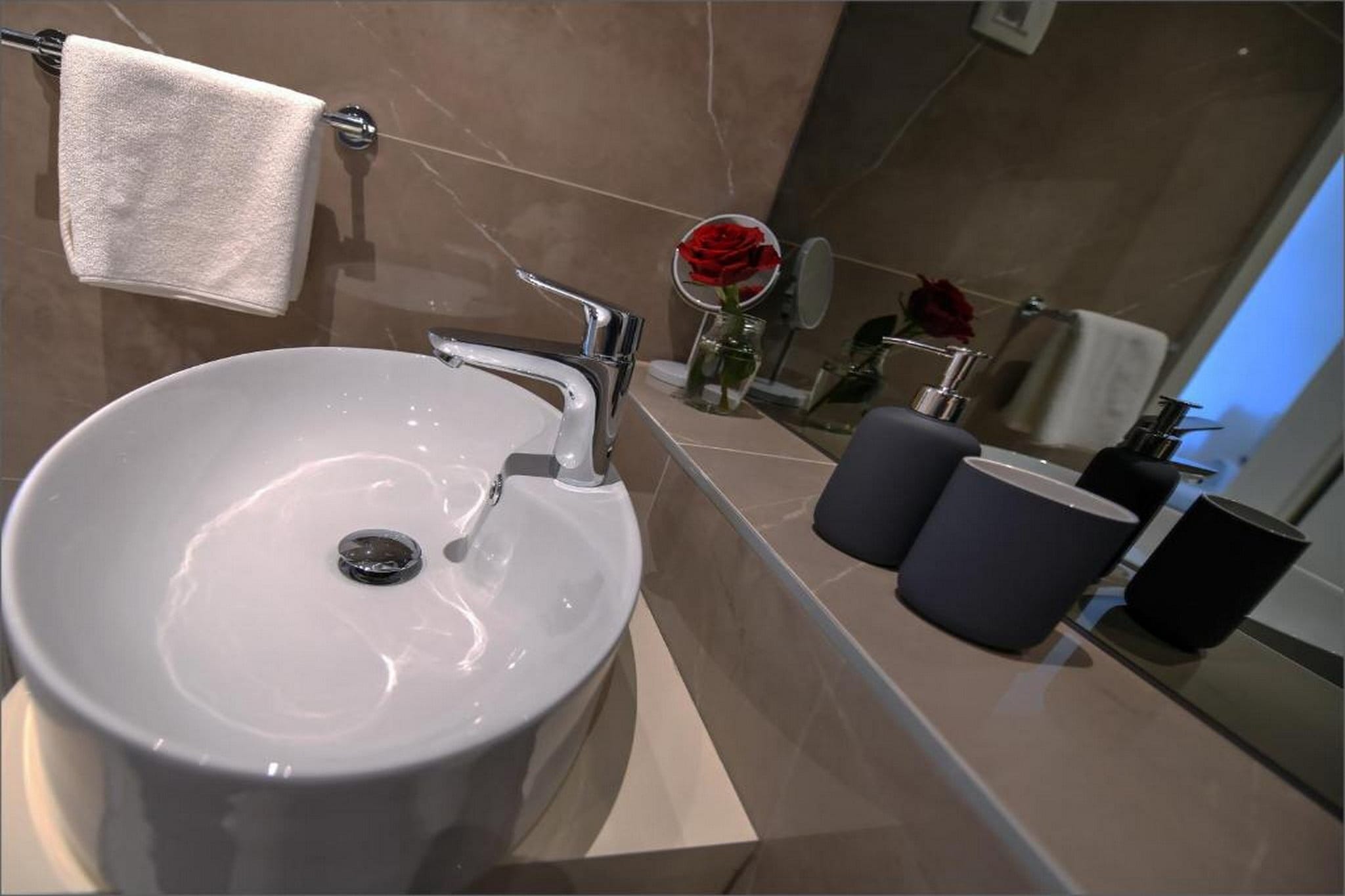 Deluxe Room with King Bed (2)-Badezimmer