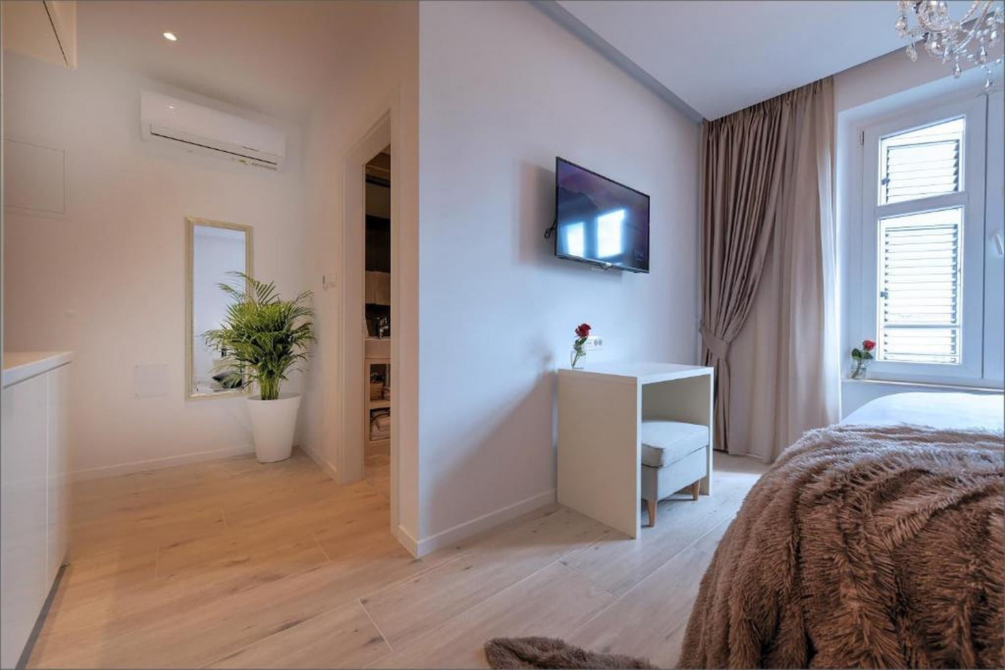 Deluxe Room with King Bed (2)-Schlafzimmer