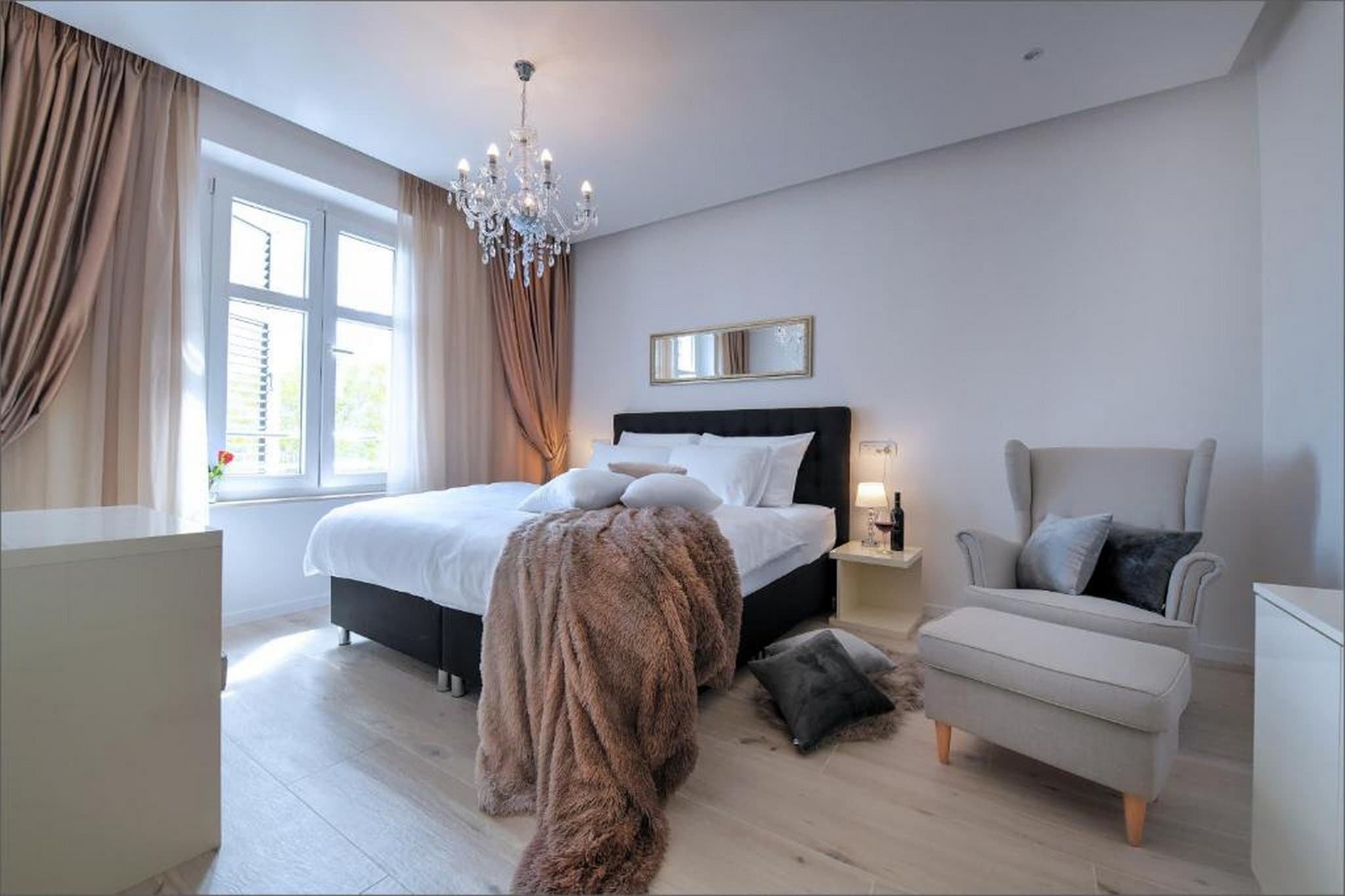 Deluxe Room with King Bed (2)-Schlafzimmer