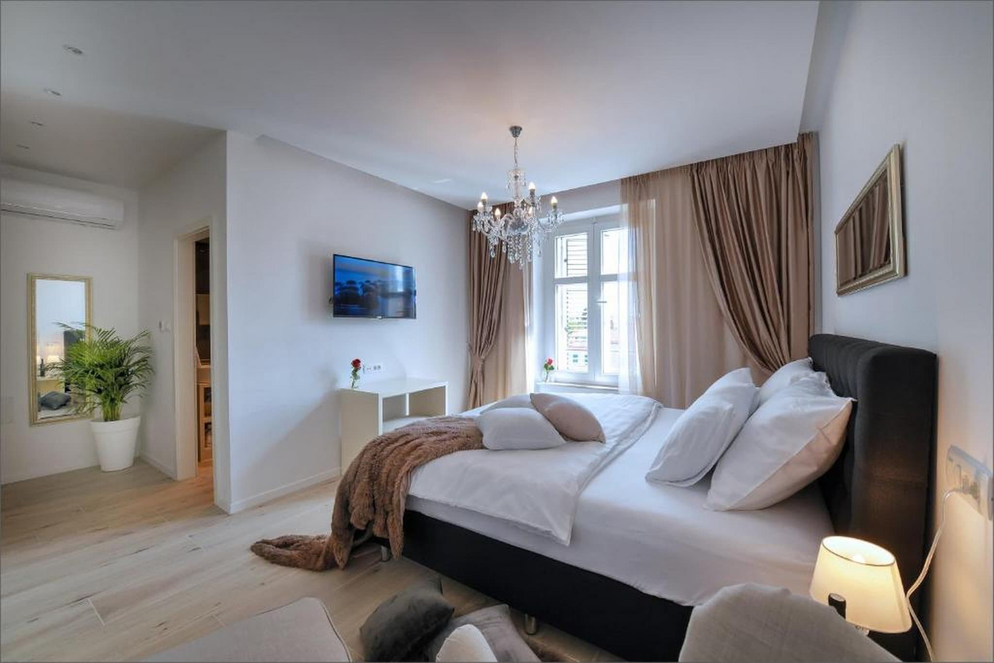 Deluxe Room with King Bed (2)-Schlafzimmer