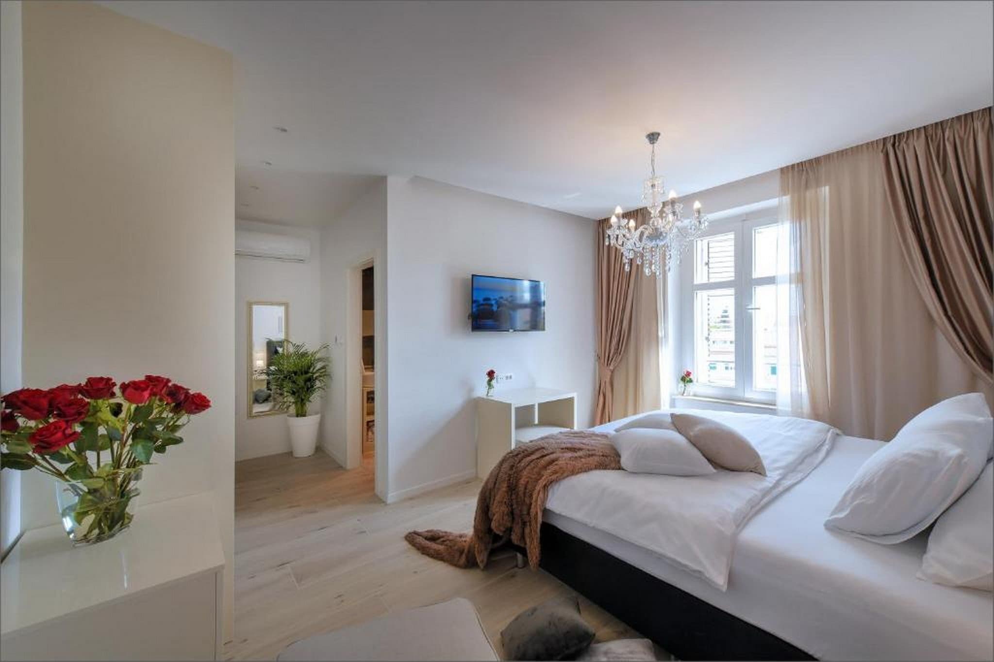 Deluxe Room with King Bed (2)-Schlafzimmer