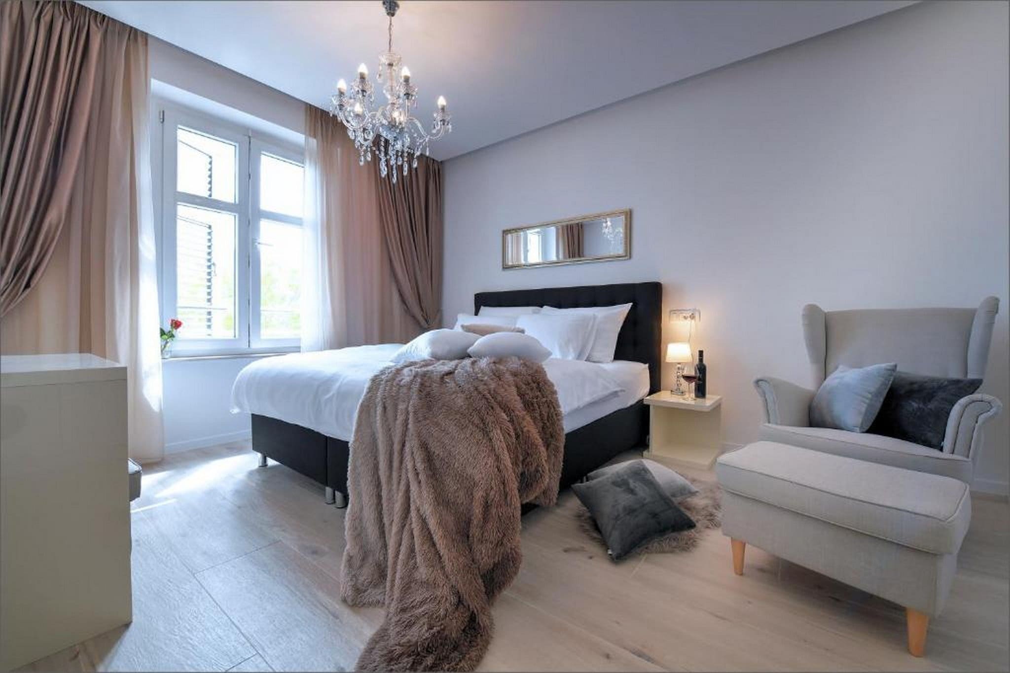 Deluxe Room with King Bed (2)-Schlafzimmer