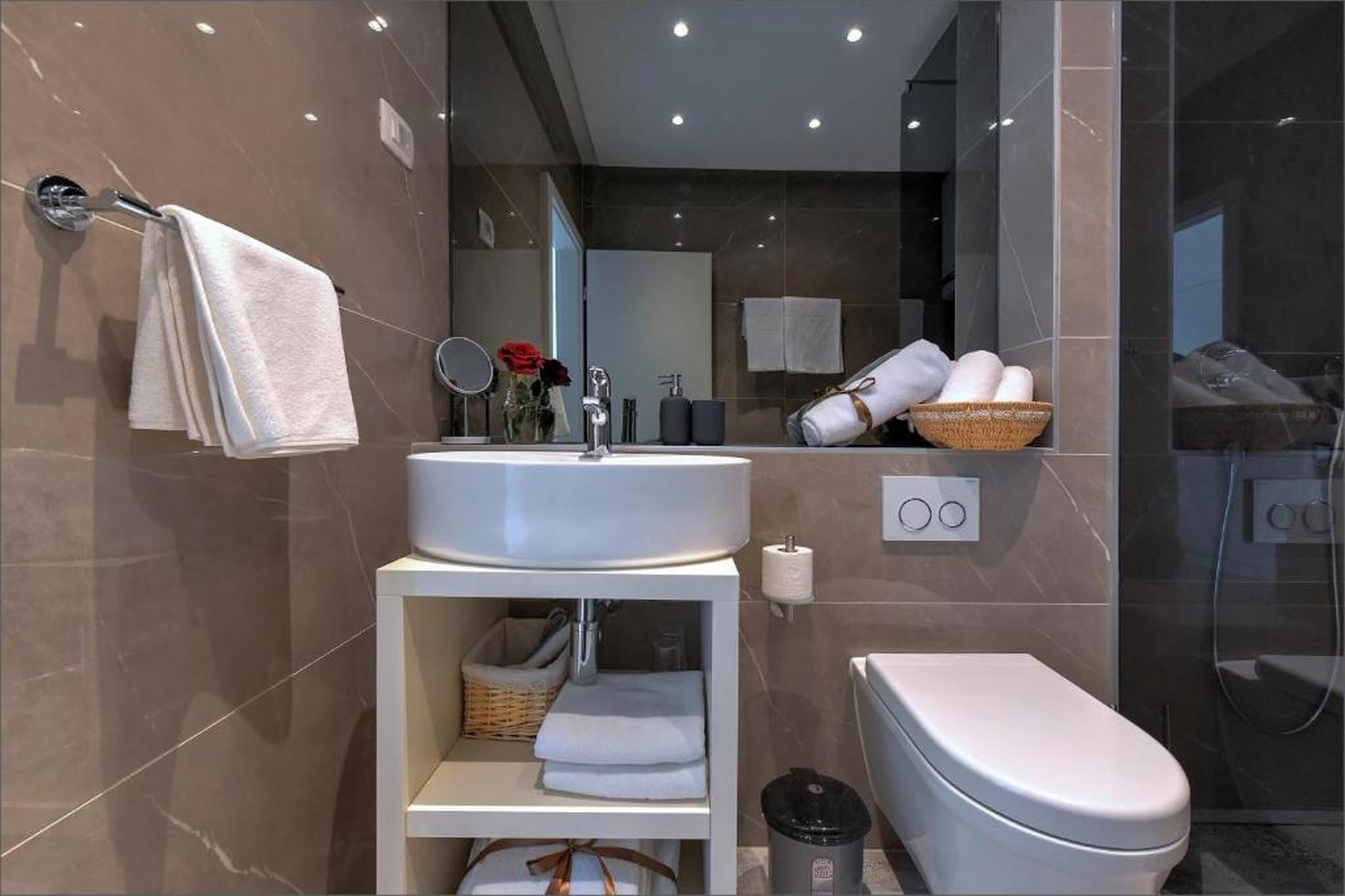 Deluxe Room with King Bed (2)-Badezimmer