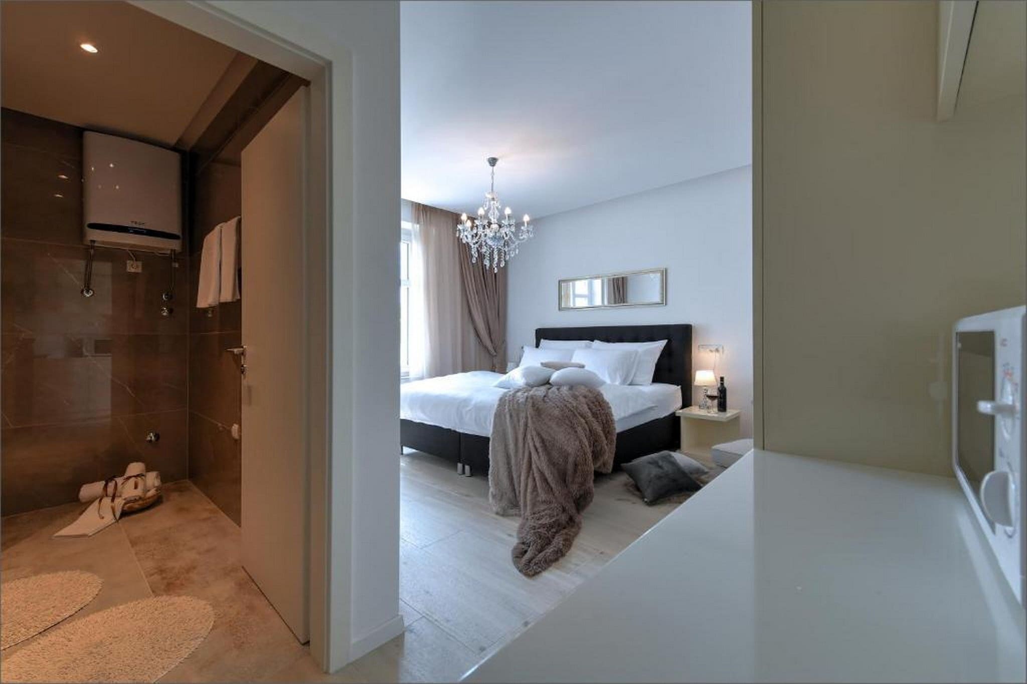 Deluxe Room with King Bed (2)-Schlafzimmer