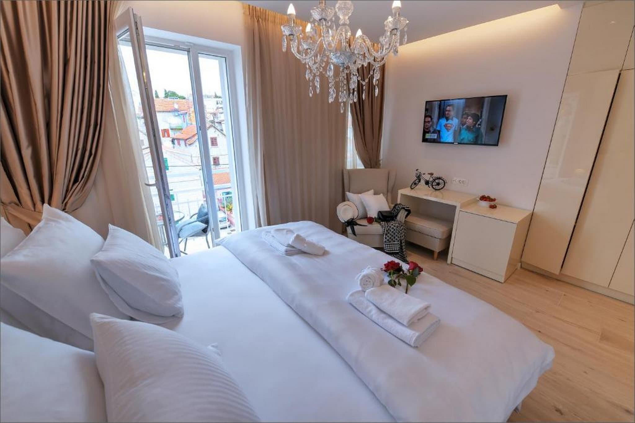 Deluxe Double Room with Double Bed and Balcony (3)-Schlafzimmer