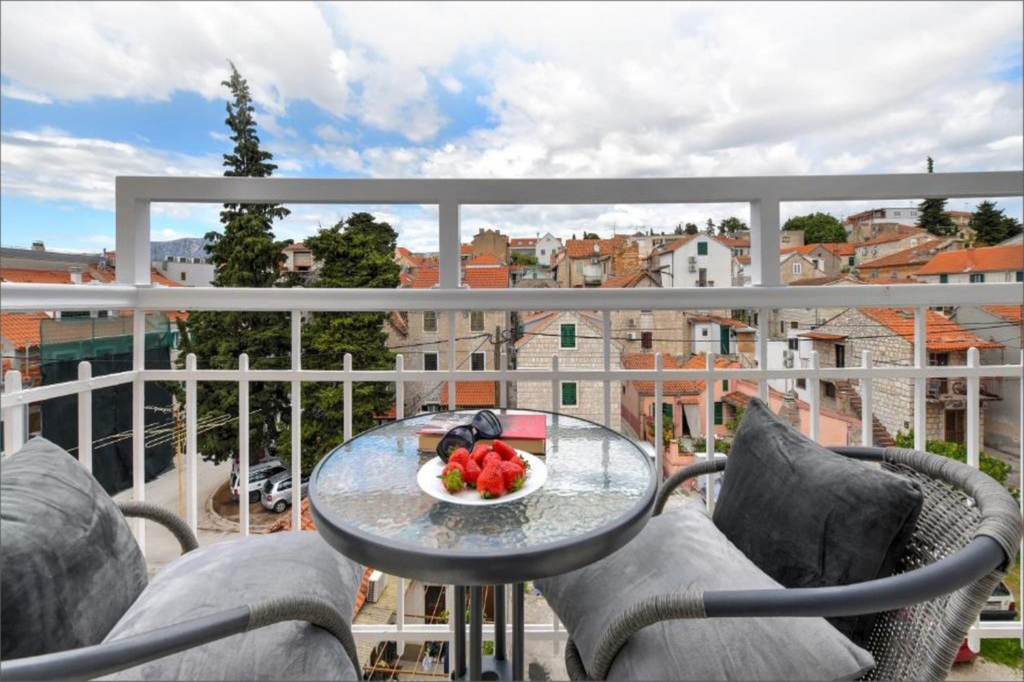 Deluxe Double Room with Double Bed and Balcony (3)-Schlafzimmer