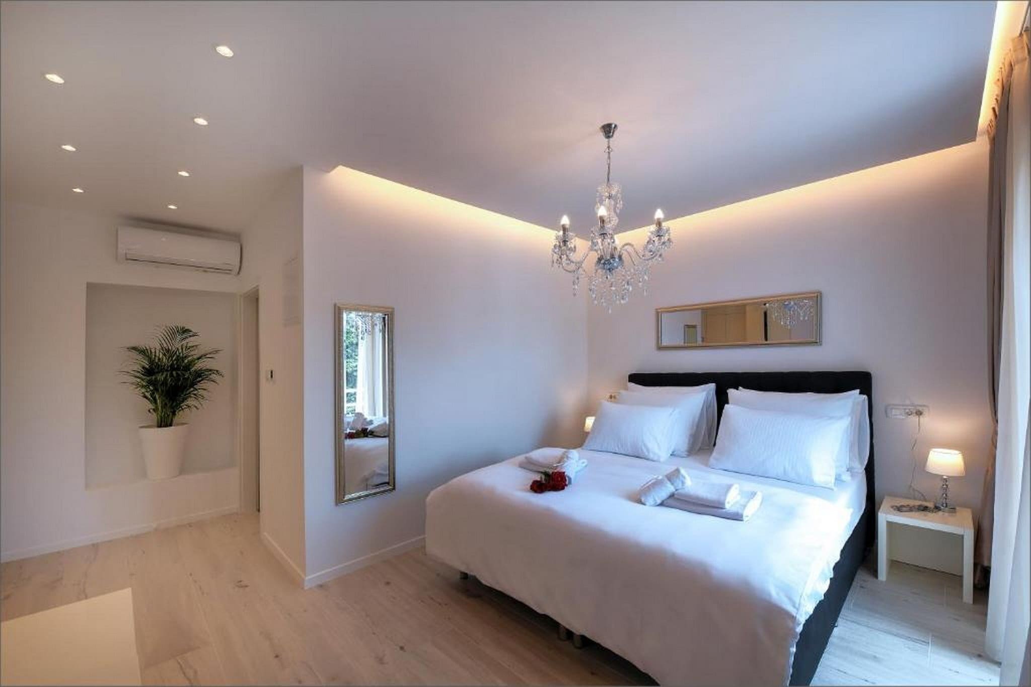 Deluxe Double Room with Double Bed and Balcony (3)-Schlafzimmer