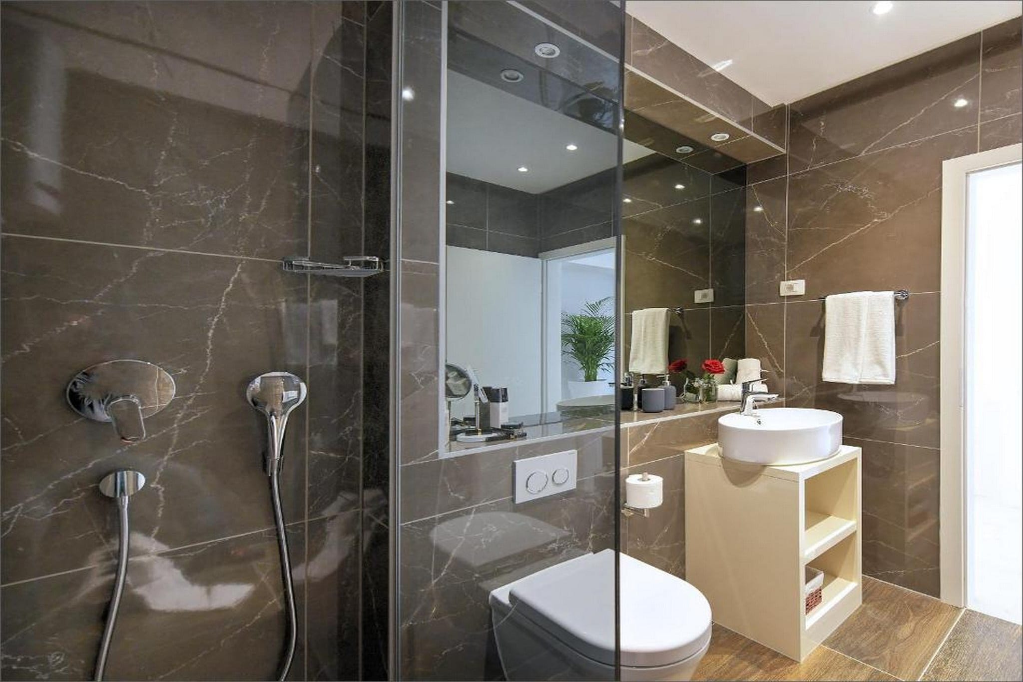 Deluxe Double Room with Double Bed and Balcony (3)-Badezimmer