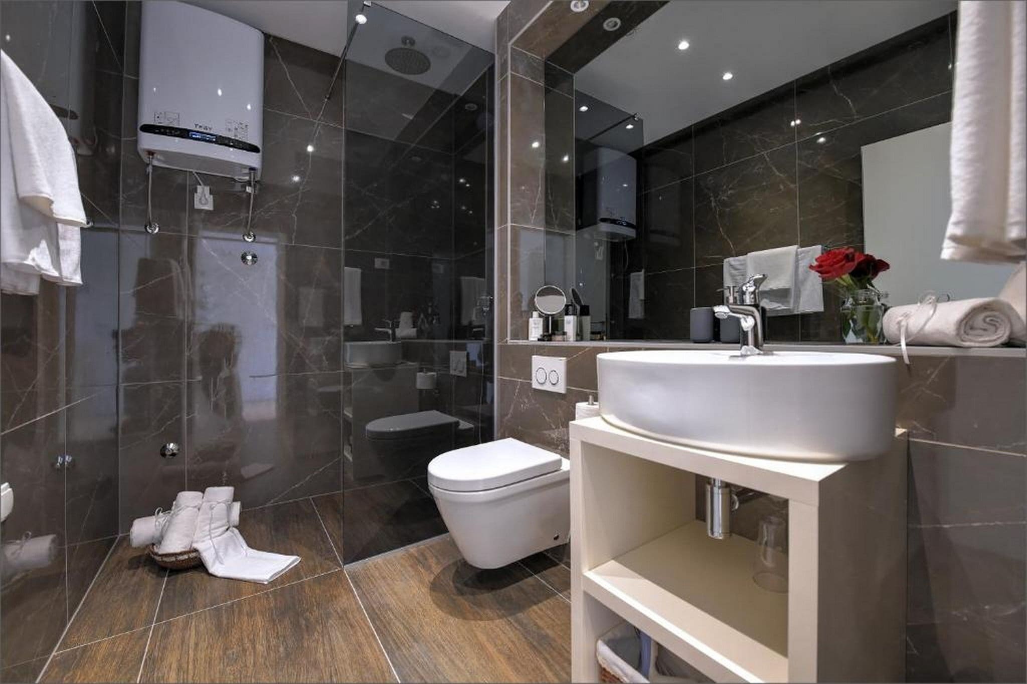 Deluxe Double Room with Double Bed and Balcony (3)-Badezimmer