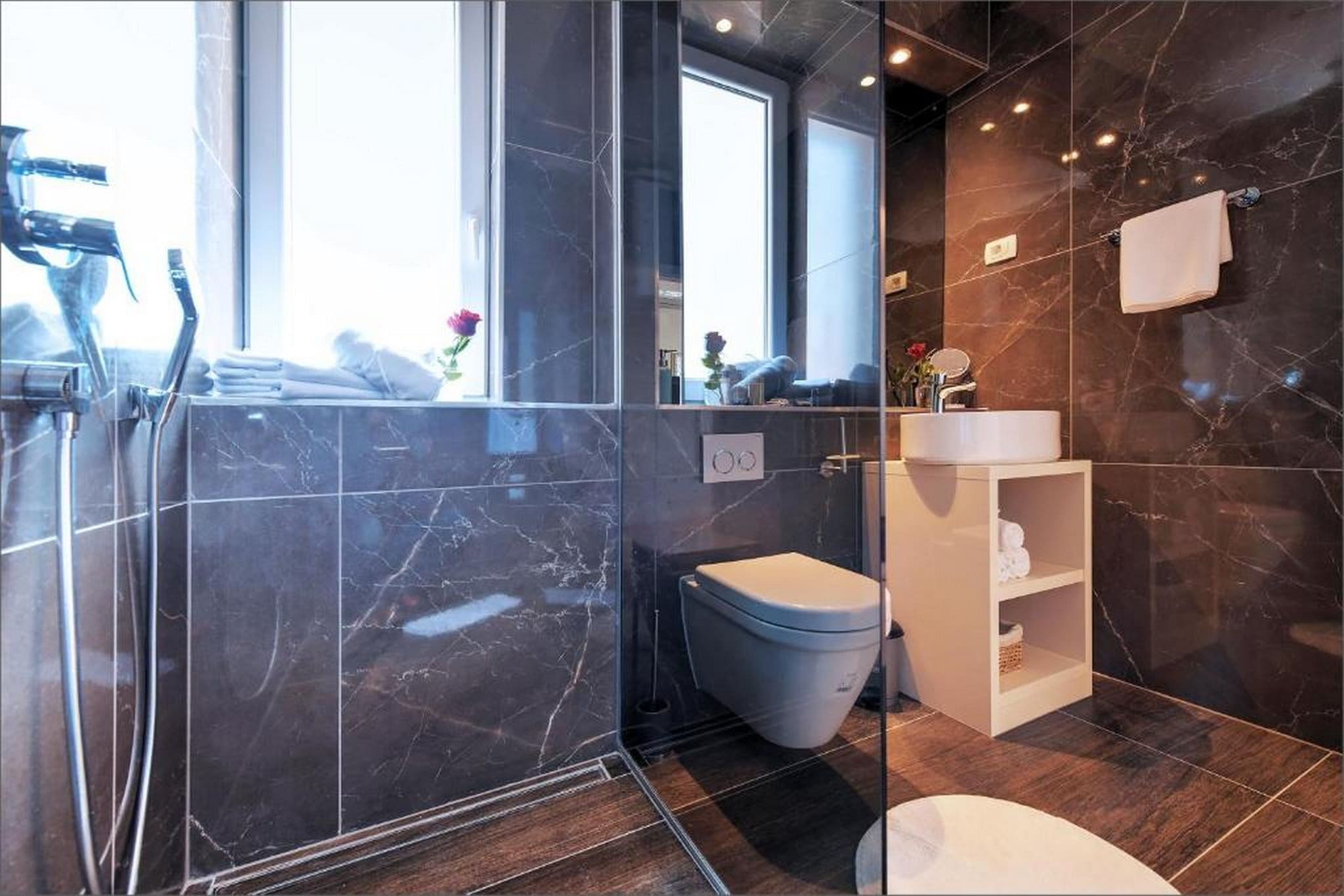 Deluxe Room with King Size Bed (4)-Badezimmer