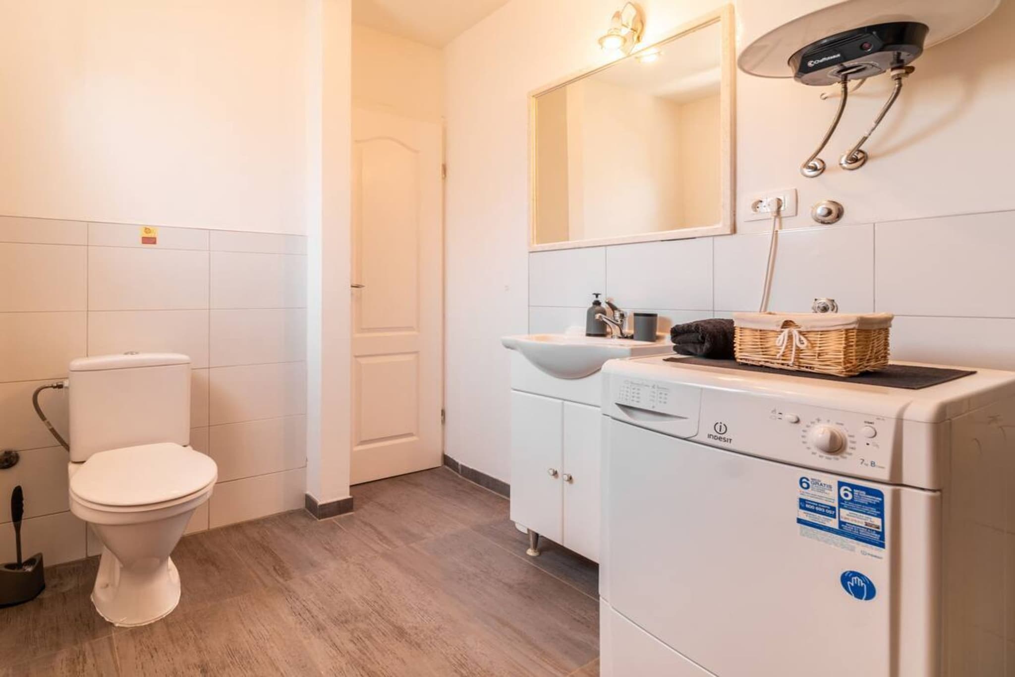 Holiday Home Sunny Side - Six Bedroom Holiday Home-Badezimmer