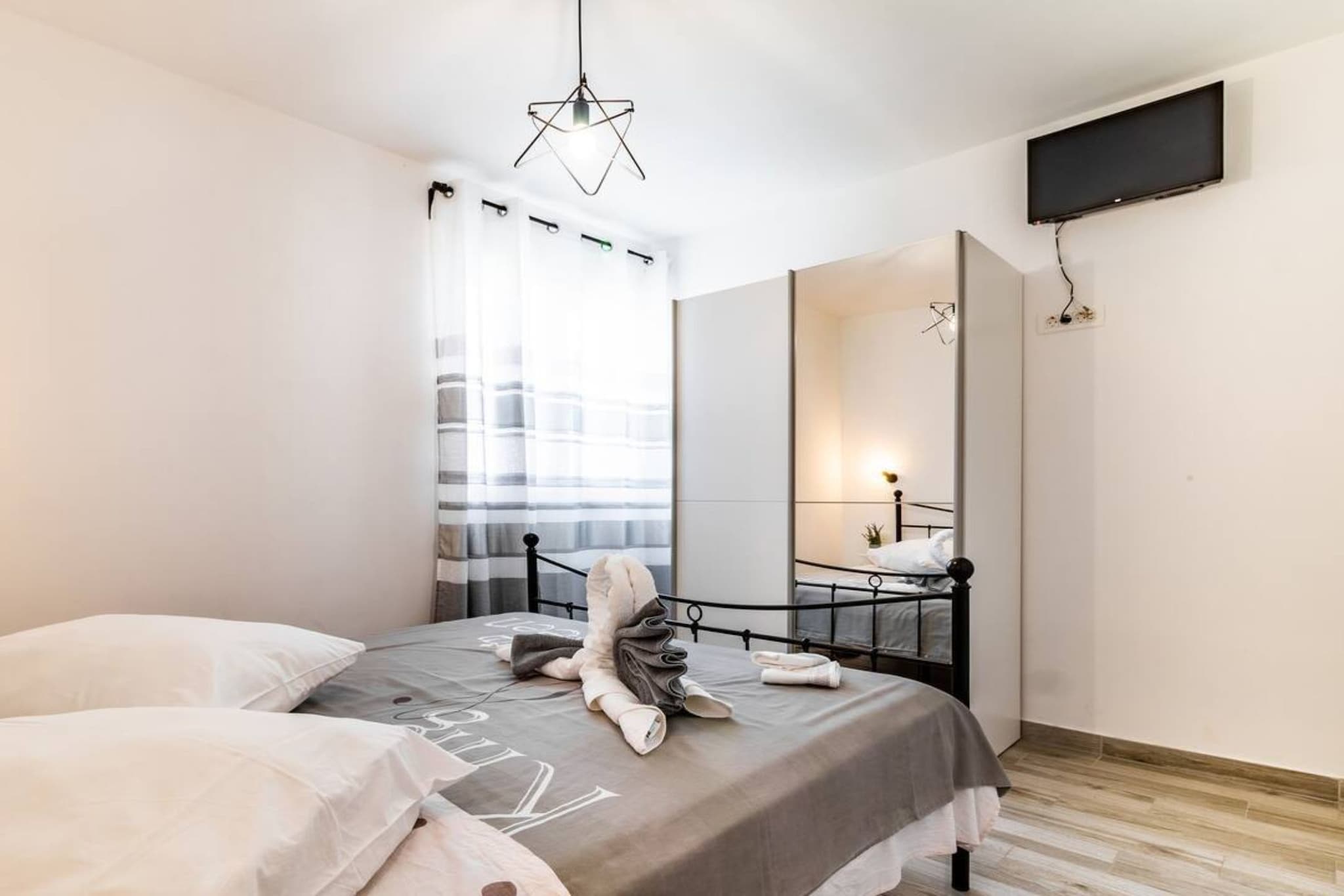 Holiday Home Sunny Side - Six Bedroom Holiday Home-Schlafzimmer