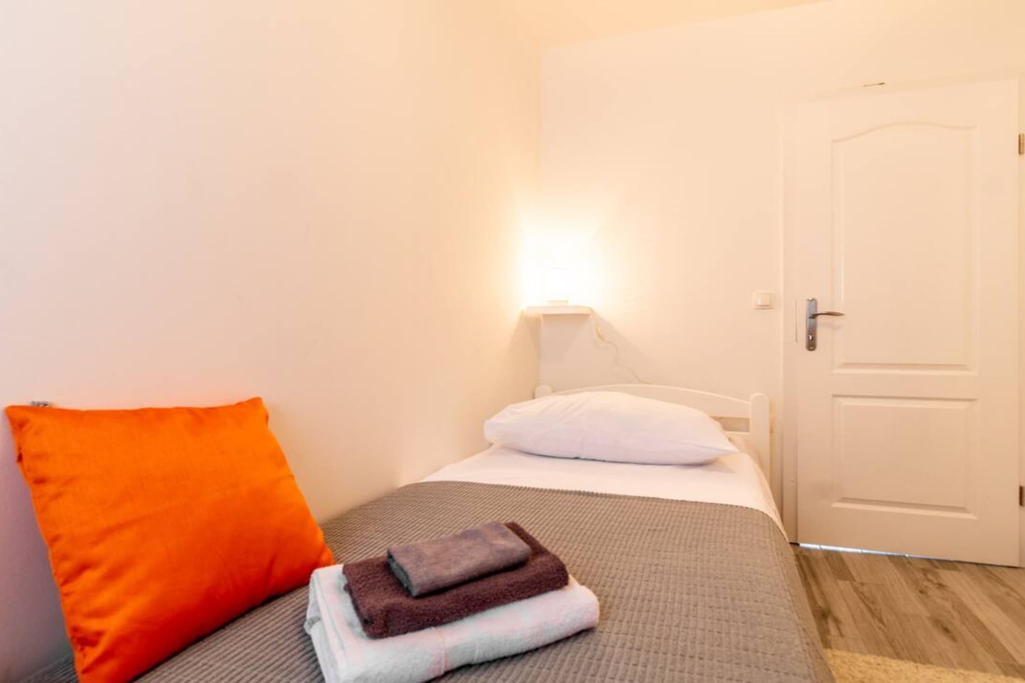 Holiday Home Sunny Side - Six Bedroom Holiday Home-Schlafzimmer