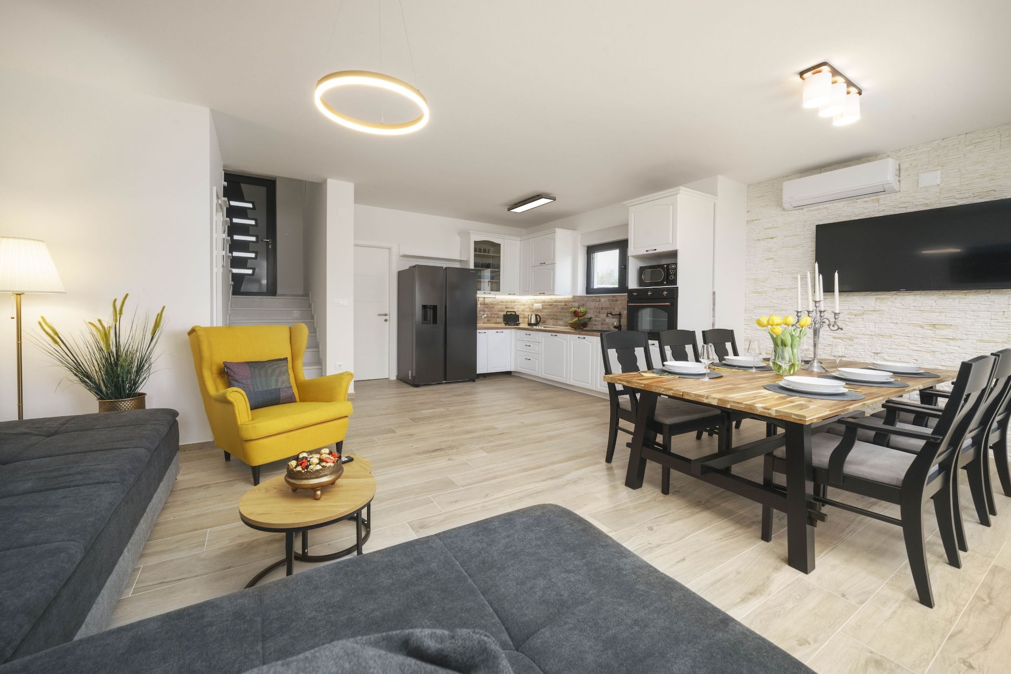 Villa Tria Quercus - Two Bedroom Villa with Terrace and Swimping pool-Eetkamer