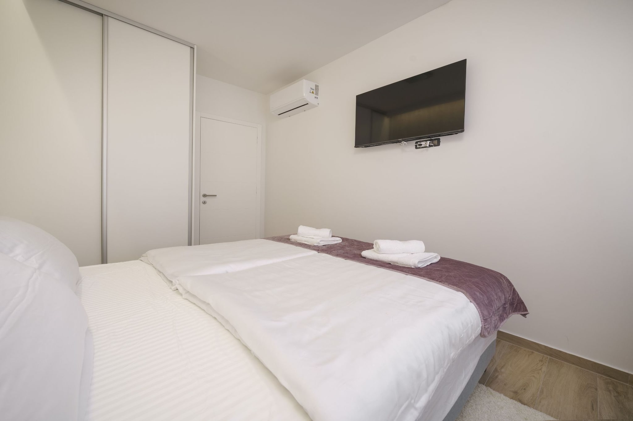 Villa Tria Quercus - Two Bedroom Villa with Terrace and Swimping pool-Slaapkamer