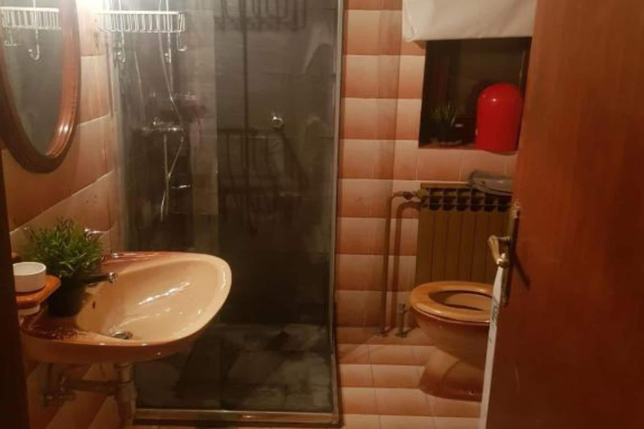 Holiday Home with Three Bedrooms and Garden-Bathroom