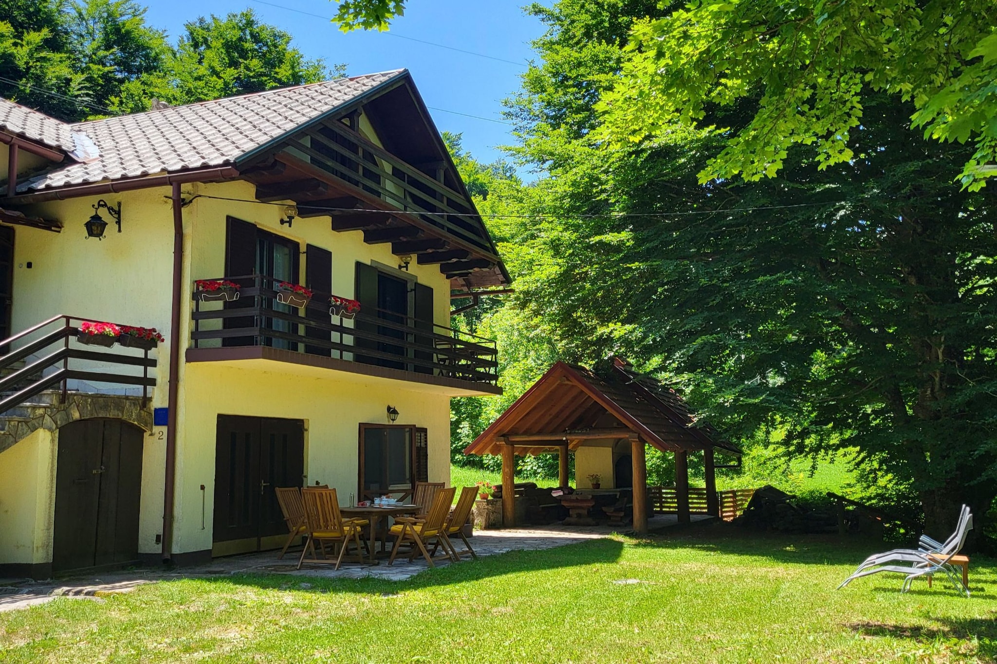 Holiday Home with Three Bedrooms and Garden - Buitenlucht