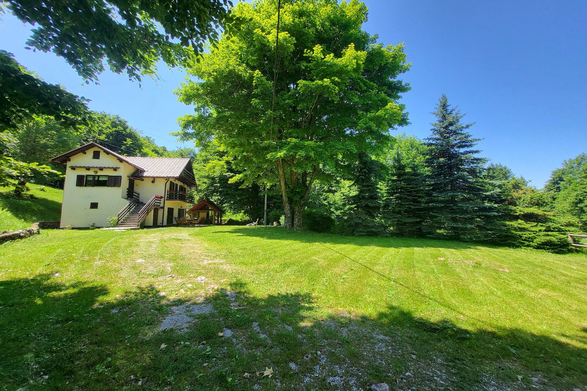 Holiday Home with Three Bedrooms and Garden - Buitenlucht