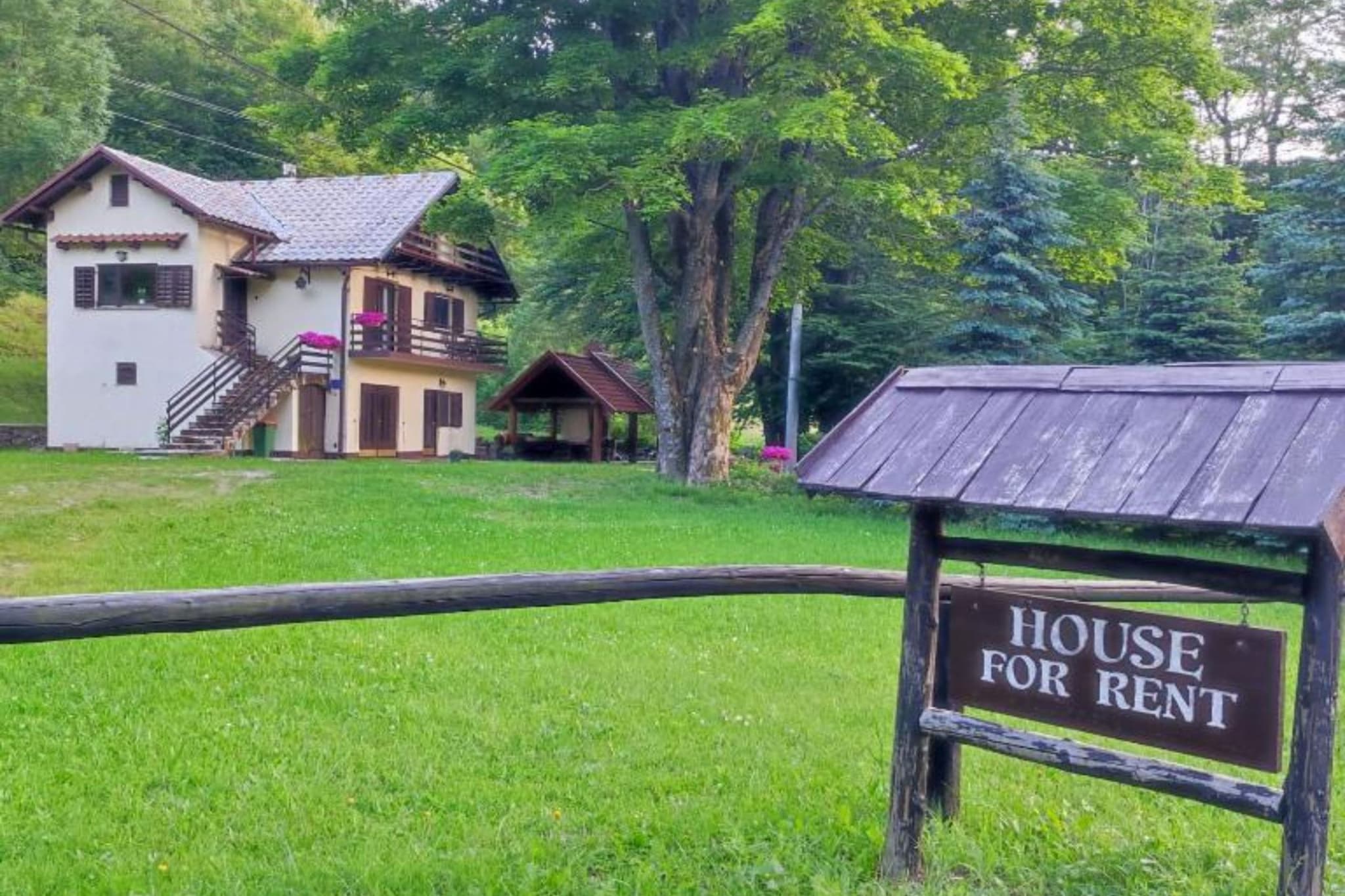 Holiday Home with Three Bedrooms and Garden - Buitenlucht