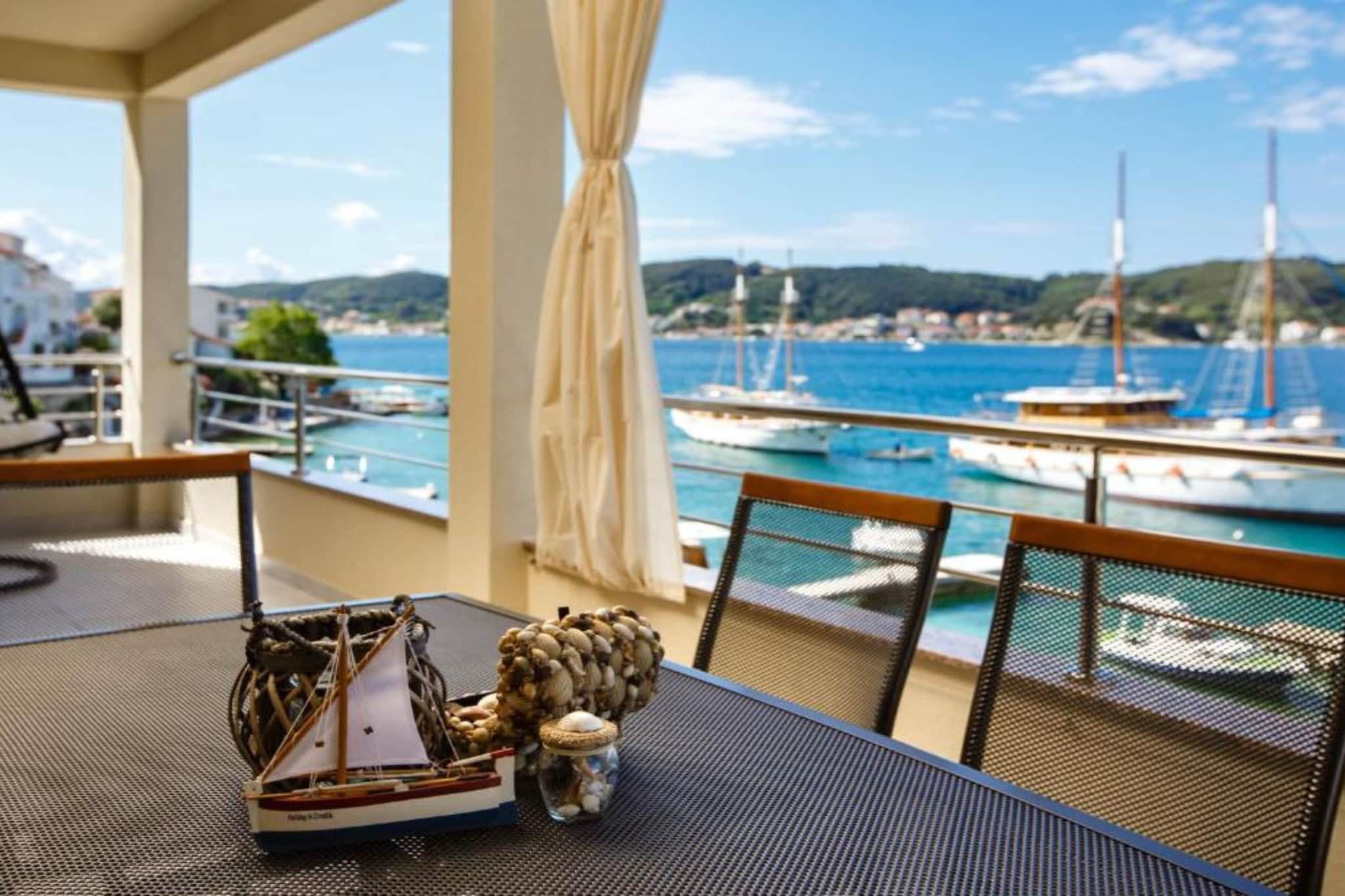 Apartments Villa Oceanus - Sea View Apartment 1 Golden sun-Dining room
