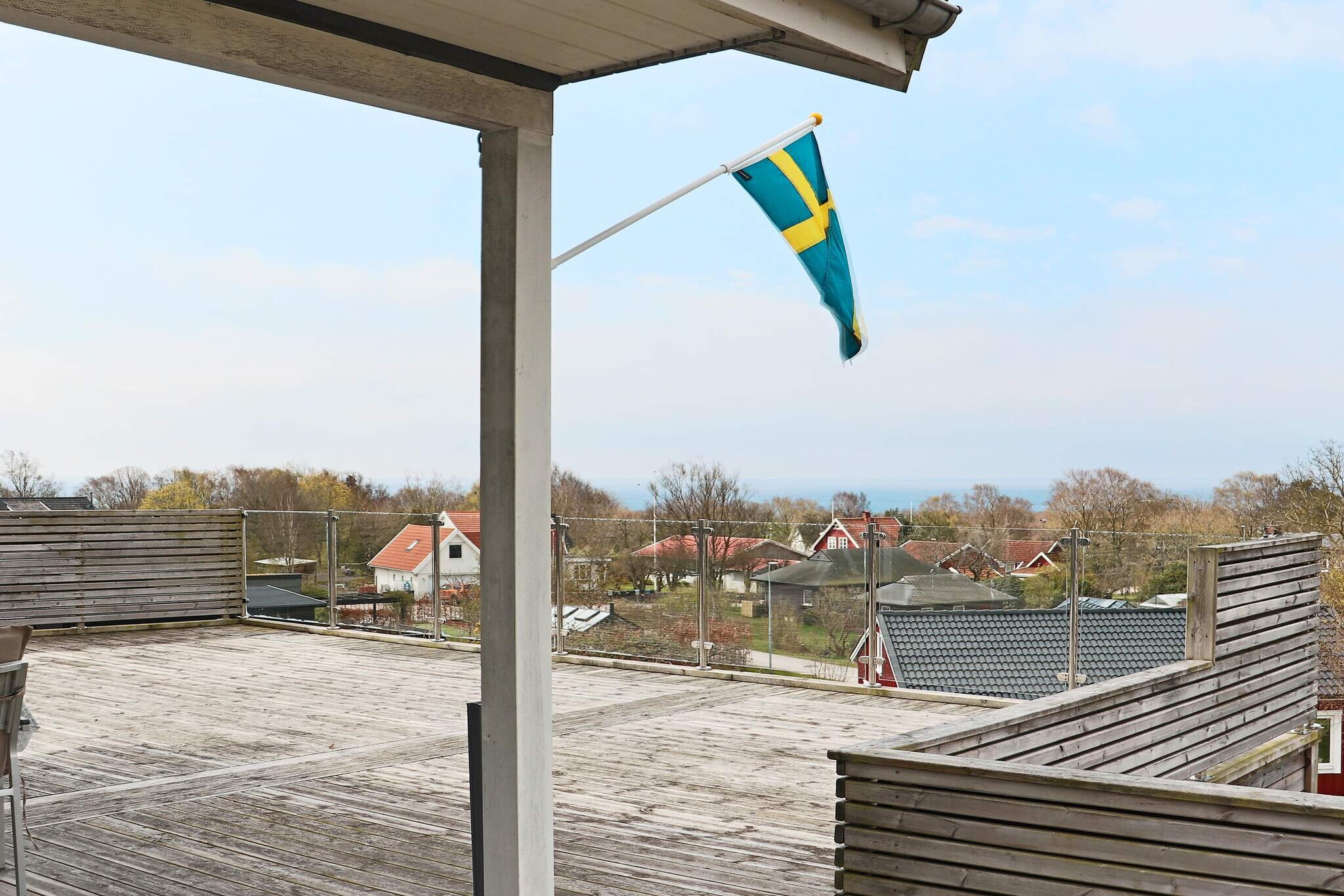 Internet Access DSL, Kitchen(cooker(electric), coffee machine, microwave, dishwasher, fridge-freezer), Living/bed room(TV, chromecast), bedroom(double bed), bedroom(2x single bed), bedroom(2x single bed), bathroom(washbasin, shower, toilet, washing machine), terrace, terrace(roofed), garden furniture, BBQ, parking, geothermal energy