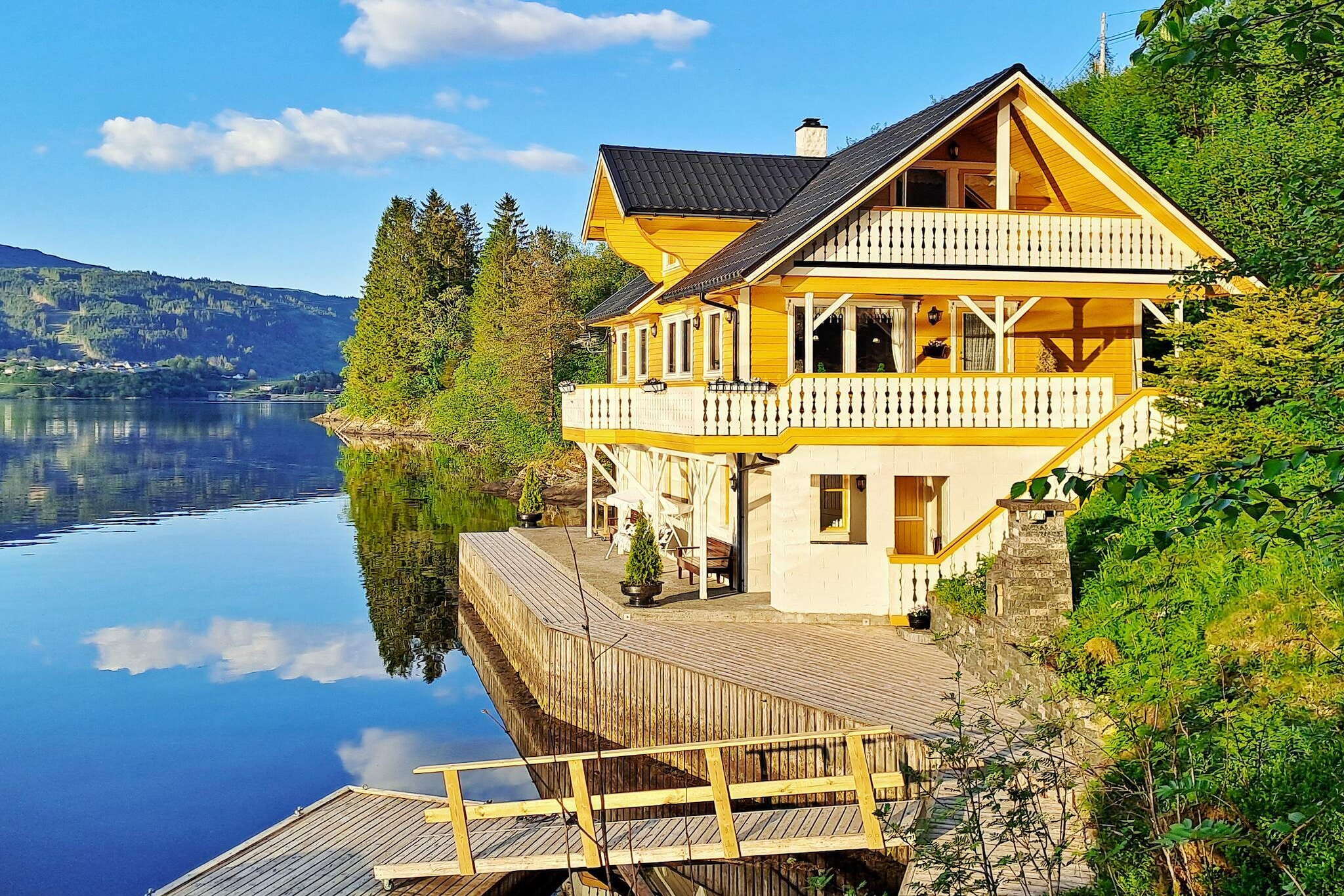 Great holiday home right by the sea with a private jetty and 2 rental boats. Final cleaning included. The holiday house has a living room with fireplace, kitchen, three bedrooms and a bathroom. The bedrooms have foldable single beds and a divisible double bed. 2 refrigerators, one in the boathouse. Smart TV, RiksTV for Norwegian and Nordic channels. German channels can be streamed via SmartTV. Internet: 75 Mbit. On the large terrace, there is an outdoor fireplace. Great swimming possibilities from the wharf/ stairs/rocks just outside the holiday home. 8 km to the nearest village with grocery store and restaurant. 5 km to the salmon and trout river Gaula, 40-45 min to the lakes Viksdalsvatne and Jølstravatnet with trout. Please note: The purchase of a fishing license is required when fishing in freshwater/rivers. Distance to the boat is 5 m. Great day trips at 2-3 hours' drive from the holiday home, e.g. to Geiranger, Nærøyfjorden, or the glacier Briksdalsbreen. Marked hiking trails in the mountains. 15 min. by boat from the holiday home you can se the water falls Laukelandsfossen; an impressive sight with a drop of 135 meters and a width of up to 100 meters at high water flow. Covered and indoor filleting bench with light and running water in the basement of the boathouse. Boats for rent at the floating dock by the holiday home: 2x 20 foot Vest 590F one with 60 HP Yamaha and the other with 50 HP Suzuki 2 x SUP boards are included in the rental of the holiday home, a great water activity.