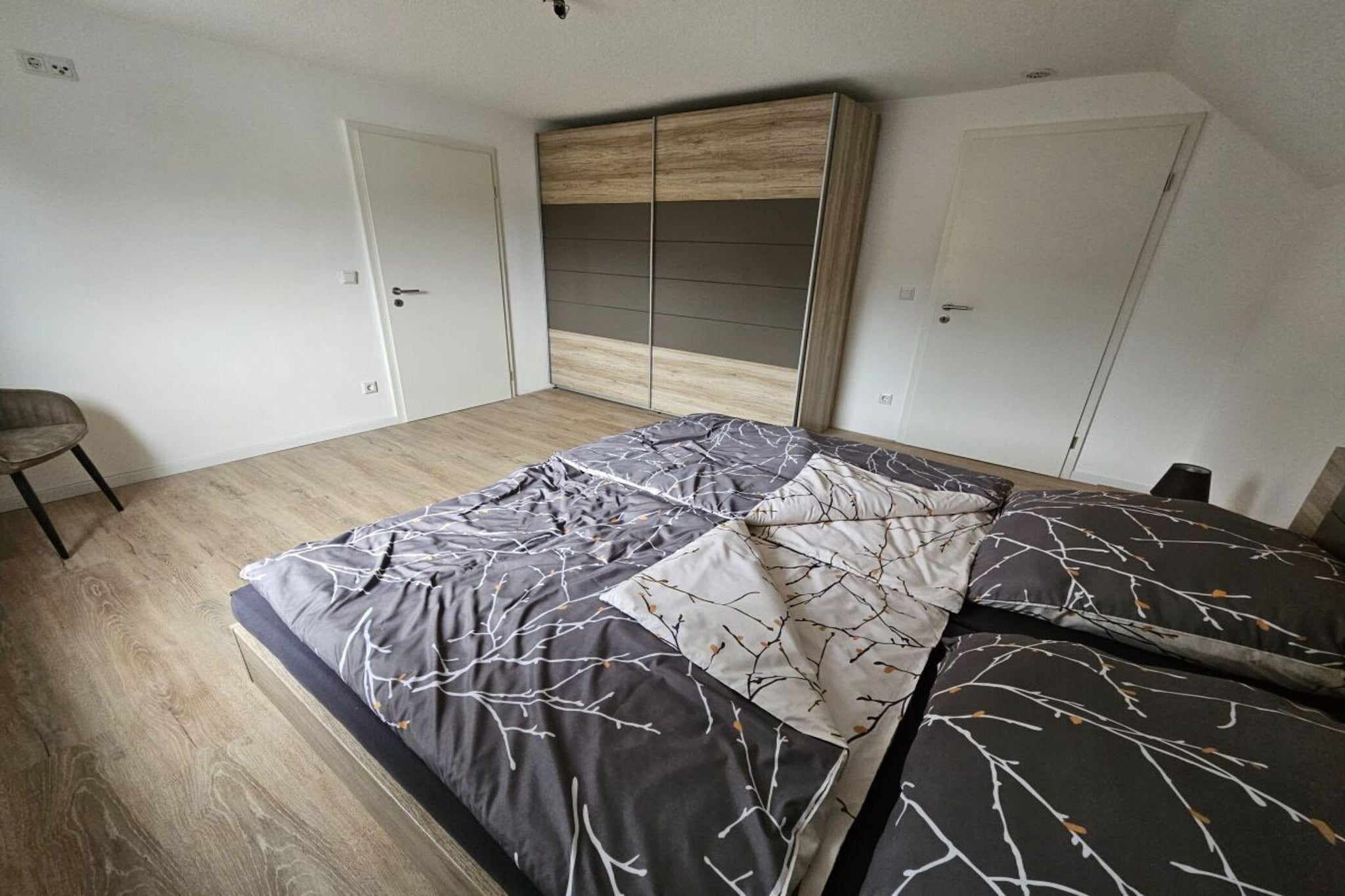 490403-Bedroom