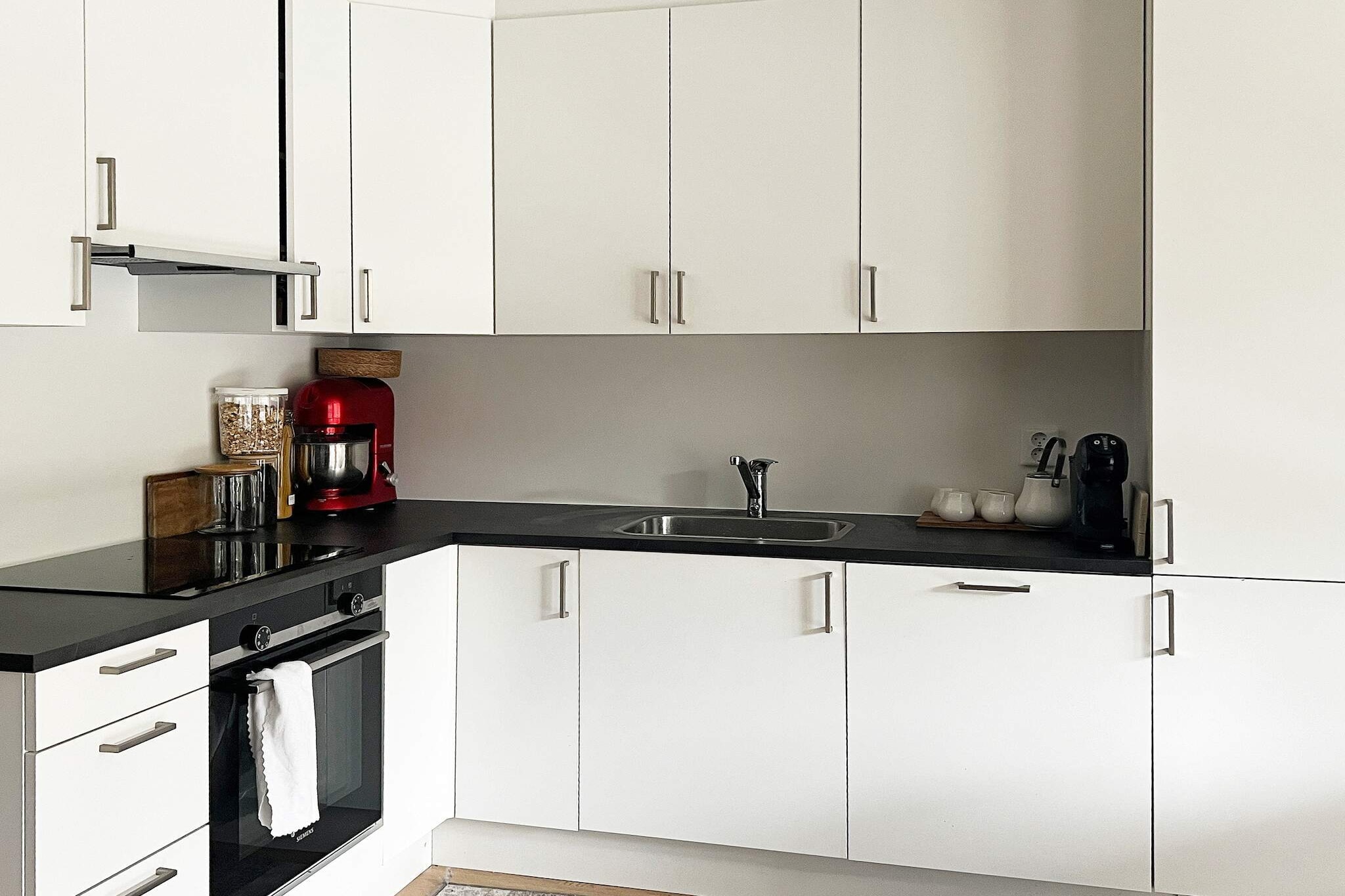 open kitchen(cooker(electric), hood, coffee machine(filter), waffle iron, dishwasher, fridge, freezer(1-59L), washing machine), Living/bed room(25 m2)(TV(norvegian TV channels ), netflix), bedroom(double bed, children\'s bed), bedroom(2x bunk bed), bathroom(floor heating)(bathtub or shower, washbasin, toilet), heating(central), terrace(roofed, 11 m2), garden, garden furniture, parking