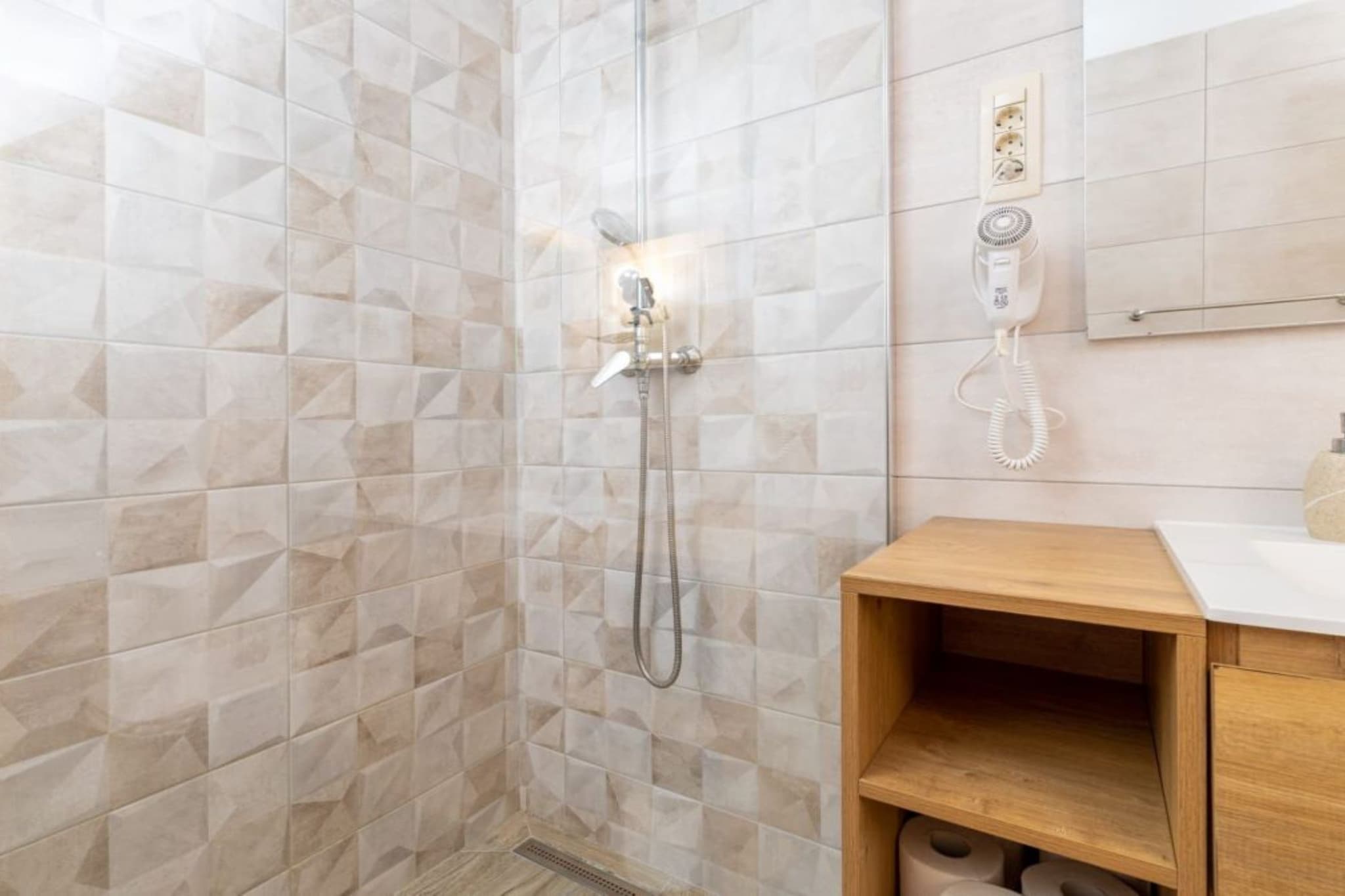 Apartments Šer Zane - One Bedroom Apartment with Terrace and Sea View (3)-Salle de bain