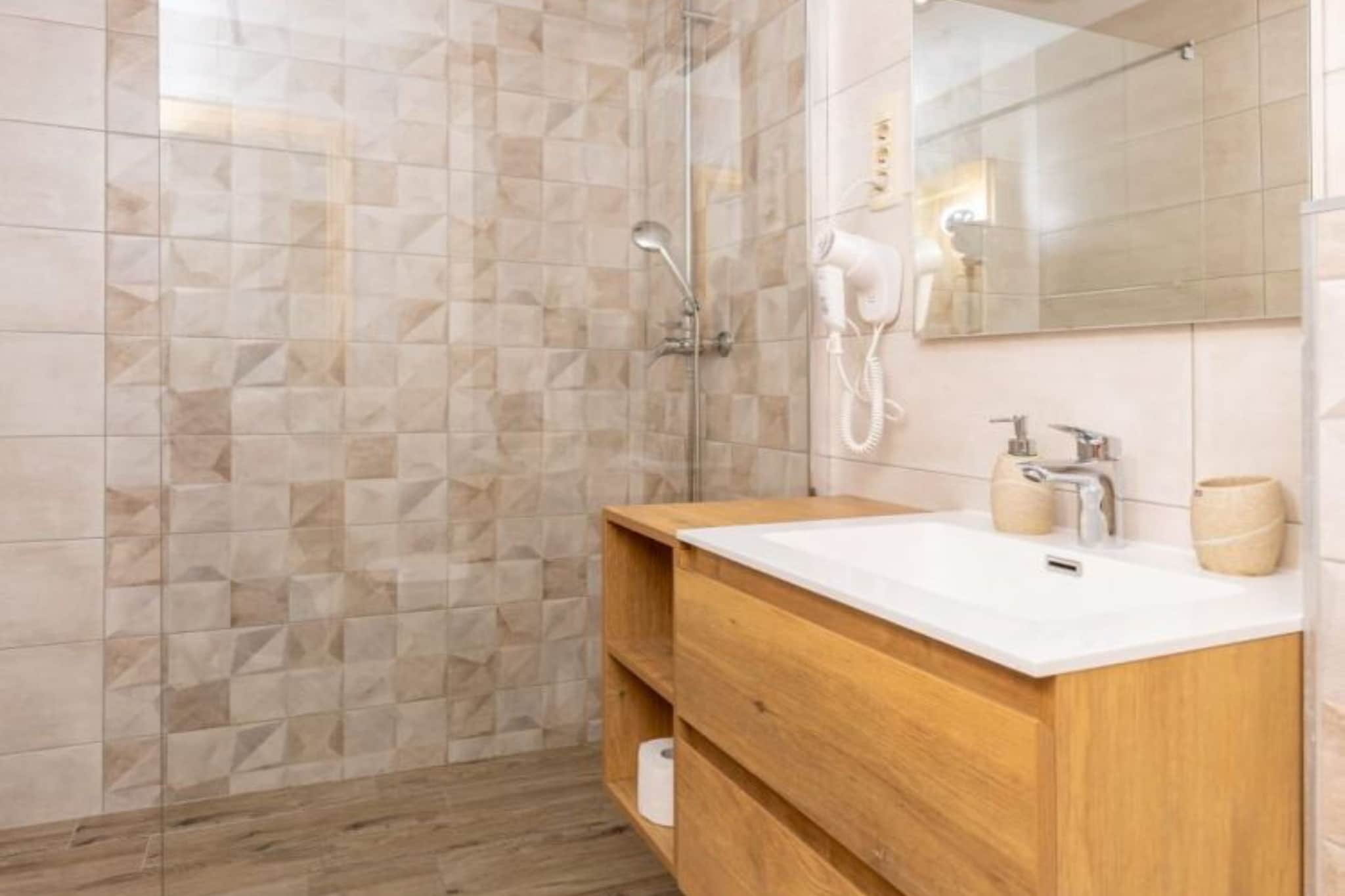 Apartments Šer Zane - One Bedroom Apartment with Terrace and Sea View (3)-Salle de bain