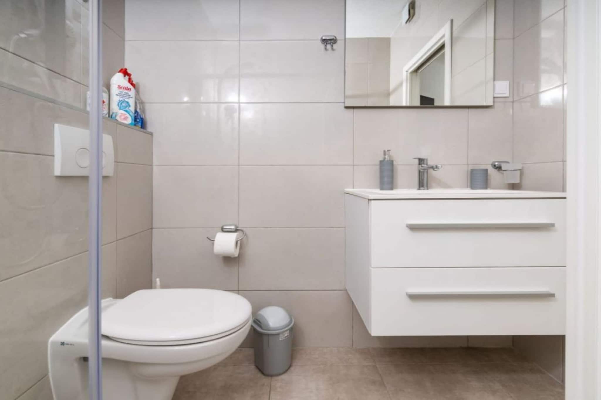 Apartments Šer Zane - One Bedroom Apartment with Terrace and Sea View (6)-Salle de bain
