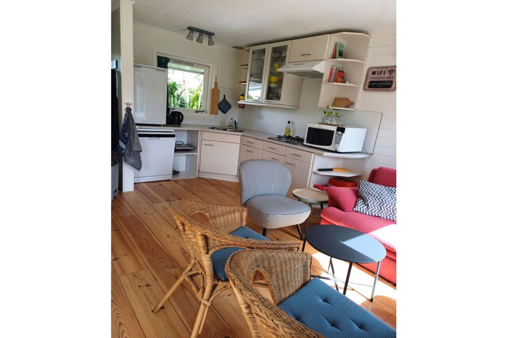 492018-Living room