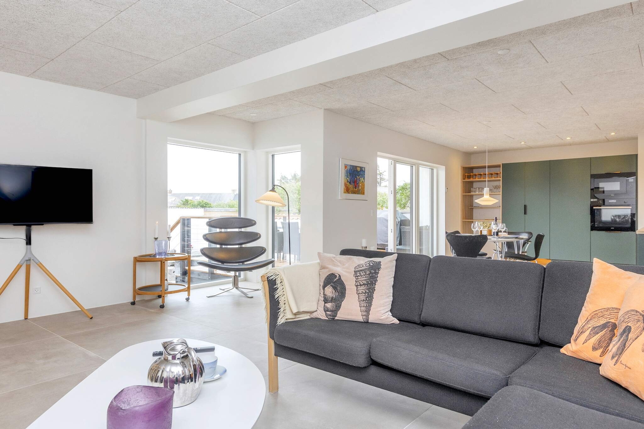 Living room(TV(danish TV channels (DR1 and TV2)), chromecast), Kitchen(stove(induction), coffee machine, oven, dishwasher, fridge, freezer(140-199L), high chair), bedroom(double bed, TV(danish TV channels (DR1 and TV2)), children\'s bed), bedroom(double bed), bedroom(2x single bed), bathroom(washbasin, toilet), bathroom(tumble dryer, washbasin, shower, toilet, washing machine), veranda, balcony or terrace, garden furniture, sun loungers