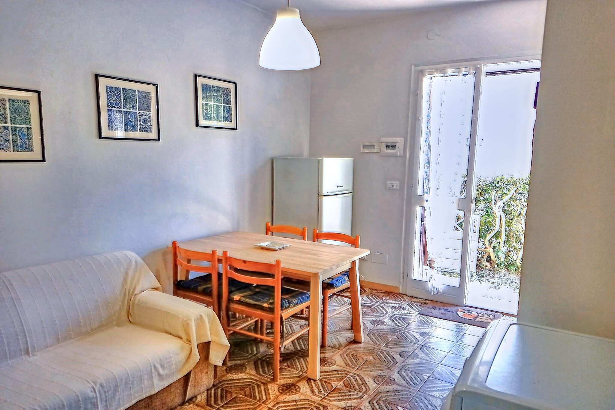 The house consists of a living room with kitchenette, a double bedroom, a bedroom with a bunk bed, a small bathroom with walk-in shower, an outdoor area equipped with a gazebo, table and chairs. It is equipped with air conditioning, television, oven, washing machine, mosquito nets, railings and a parking space. A small dog is welcome. 
The Terme di Punta Marina are located between the green pine forest and the sea, just 5 km away. The Cervia Golf Club at 30km, the Equiland Center at 32km for horse riding, mini motorbikes or karts. Lido di Dante is a true paradise for all those who want to experience a holiday full of tranquility and nature. Inserted within the protected area of the Po Delta Park, it has very few bathing establishments, the rest is all free beaches. If you go beyond the first swims, with a walk on the beach or in the middle of the pine forest (on foot or by bicycle because cars are banned), you arrive at the Bassona Nature Reserve, perhaps one of the most beautiful beaches on the entire Riviera. Romagna. This is where Lido di Dante really shows itself. Extremely recommended are guided visits to the naturalistic areas of the Foce del Bevano and the nearby Oasis of Ortazzo and Ortazzino, some of the coastal areas with greater environmental diversity in Emilia-Romagna, forming part of the Po Delta Park. They range from birdwatching in a canoe or electric boat to itineraries on foot and by bicycle to discover the secrets of the local flora and fauna, followed by the expert guides of the Cubo Magico Bevanella Visitor Center. 
Also absolutely not to be missed is the suggestive walk that connects Lido di Dante to Ravenna along the banks of the Fiumi Uniti. Between traditional fishing huts and private vegetable gardens, it is a regenerating walk of almost 9 km popular with runners and walkers.
Linen on request, to be submitted at least 2 days before check-in