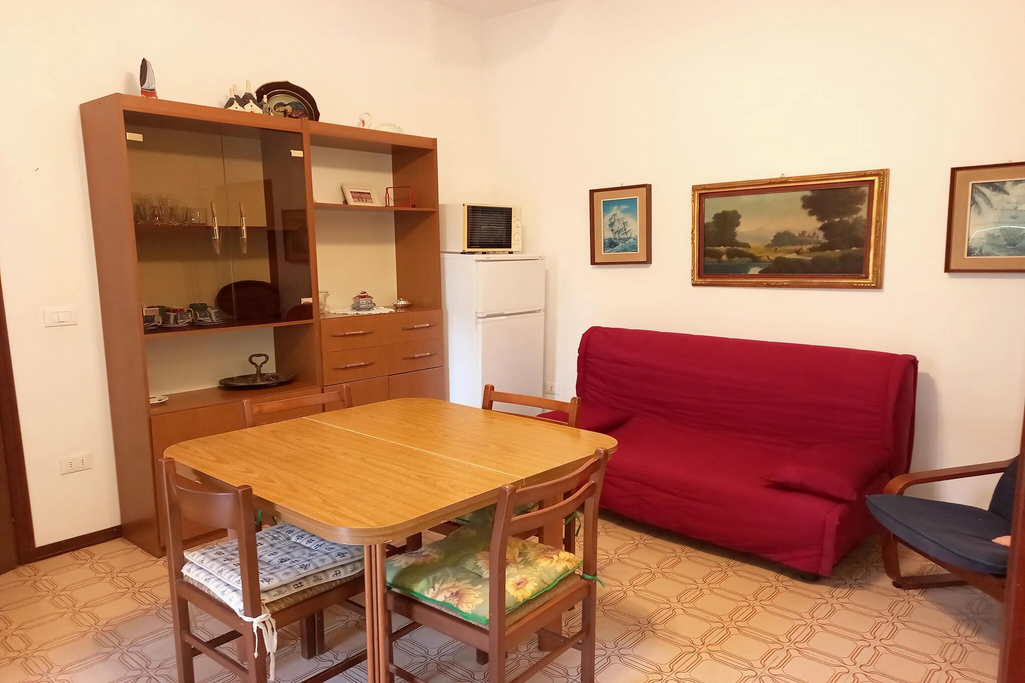 Equipped and bright apartment on the ground floor of a building 210 meters from the seafront, close to the shops and the centre. Private fenced garden, living-dining room with sofa bed, kitchenette, double bedroom, twin bedroom, bathroom with walk-in shower, outdoor space with table and chairs, where you can relax or have breakfast. The apartment is equipped with mosquito nets, television, washing machine, an assigned parking space. One small-medium sized pet is welcome.
The Terme di Punta Marina are located between the green pine forest and the sea, just 5 km away. The Cervia Golf Club at 30km, the Equiland Center at 32km for horse riding, mini motorbikes or karts. A necessary visit is to the Po Delta Park, 46km away, which has territorial and ecological characteristics that make it unique in its kind. Lido Adriano is the ideal starting point for numerous excursions in the province of Ravenna. The province of Ravenna has its hub in one of the most beautiful cities in the world: Ravenna, in fact, which has captured the light of ancient Byzantium in the gold of its wonderful mosaics but also in Dante's tomb and historic buildings. Pleasant walks through the beautiful streets of the centre, dotted with boutiques and restaurants.
Ideal for a holiday by the sea, cycling along the paths in the pine forest, the relaxation of a holiday destination that has always been renowned and appreciated. The area is equipped for sporting activities of all kinds: tennis, beach volleyball, table tennis pong, sailing, windsurfing but also for the nightlife: the "dolce vita" aperitifs, parties and dancing parties on the beach.
Linen on request, to be submitted at least 2 days before check-in