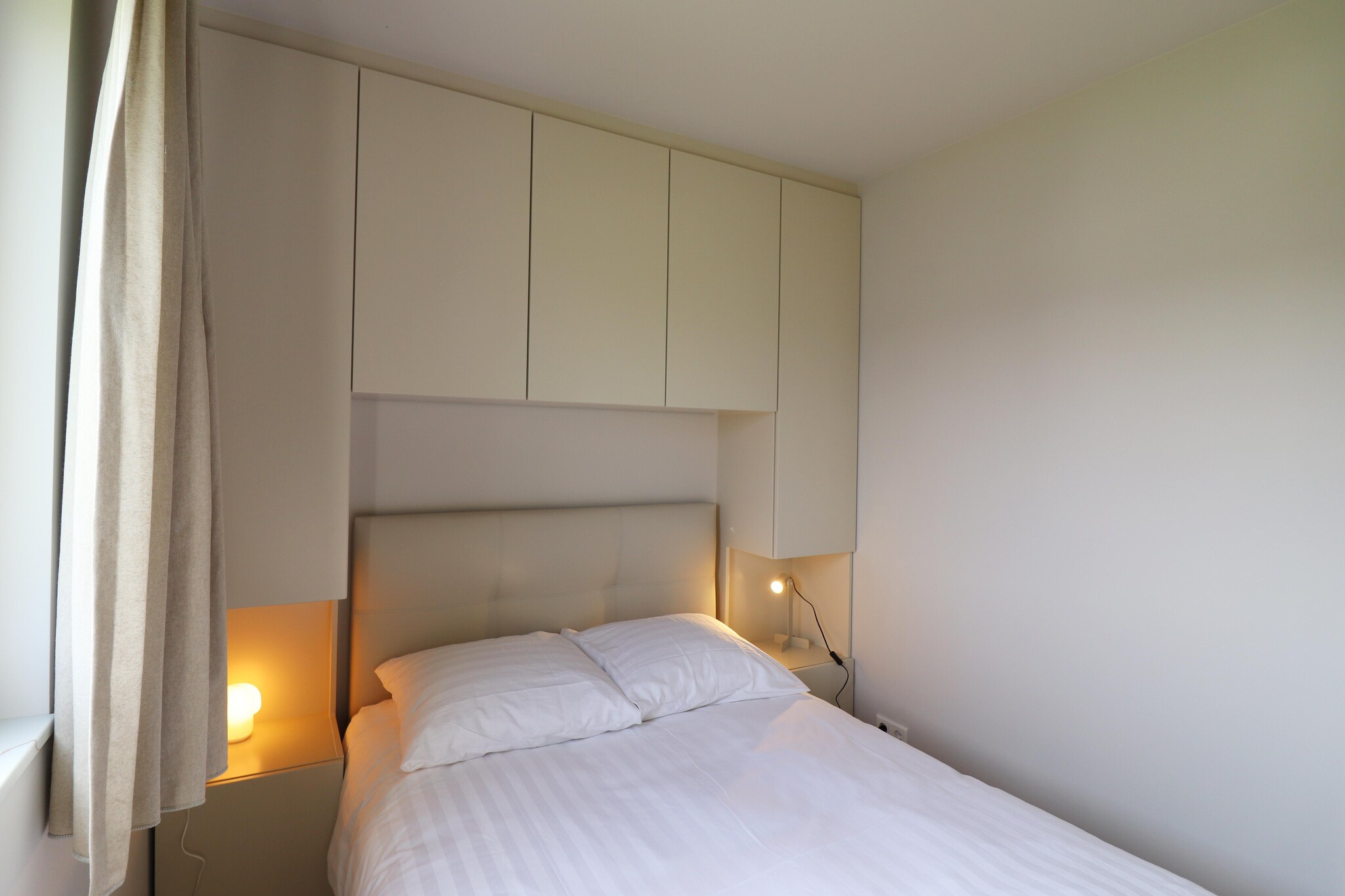 Ground floor: (Living room(single sofa bed, TV, dining table, seating area), Living room(single sofa bed, TV, dining table, seating area), open kitchen(electric kettle, coffee machine(cups), oven, dishwasher, fridge-freezer, electric hot plates), open kitchen(electric kettle, coffee machine(cups), oven, dishwasher, fridge-freezer, electric hot plates), bedroom(double bed), bedroom(bunk bed), bedroom(double bed), bedroom(bunk bed), bathroom(shower, washbasin, toilet), bathroom(shower, washbasin, toilet))\n\ntumble dryer(shared with other guests), washing machine(shared with other guests), garden doors, air conditioning, terrace, garden, garden furniture, awning