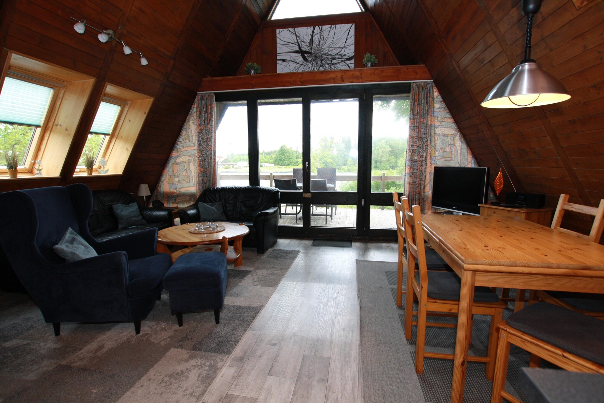 Ground floor: (bedroom(single bed), bedroom(2x single bed))\n\nOn the 1st floor: (bedroom(2x single bed, double bed))\n\nKitchen(stove, toaster, coffee machine, oven, fridge), Living/diningroom(TV(cable), radio), bathroom(bathtub or shower, toilet), heating(central), terrace, garden, garden furniture, parking, baby crib(free)